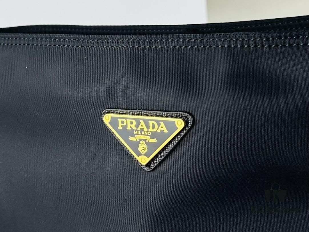 6930b4f46e68136f4d9add78 Box Set, Same as Zhu Zhu's Prada Parachute Bag, Perfect for Commuting