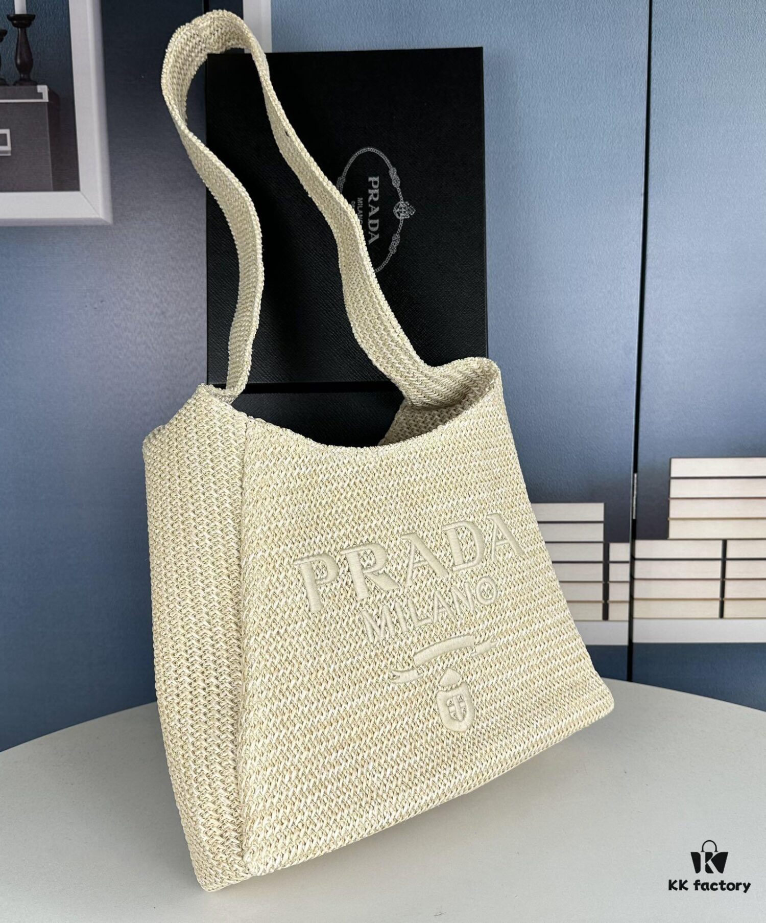6930b6006e68136f4d9adf6f New Arrival🔥👏👏👏 This series is Prada's key style for the upcoming season. Crafted with imported raffia, this design features intricate hand-weaving techniques by skilled artisans 😘😘 Lightweight and spacious, it exudes a fresh summer vibe and pairs beautifully with various outfits—absolutely perfect! Grab yours now 👏👏 Model: 2386, Dimensions: 33 x 26 cm