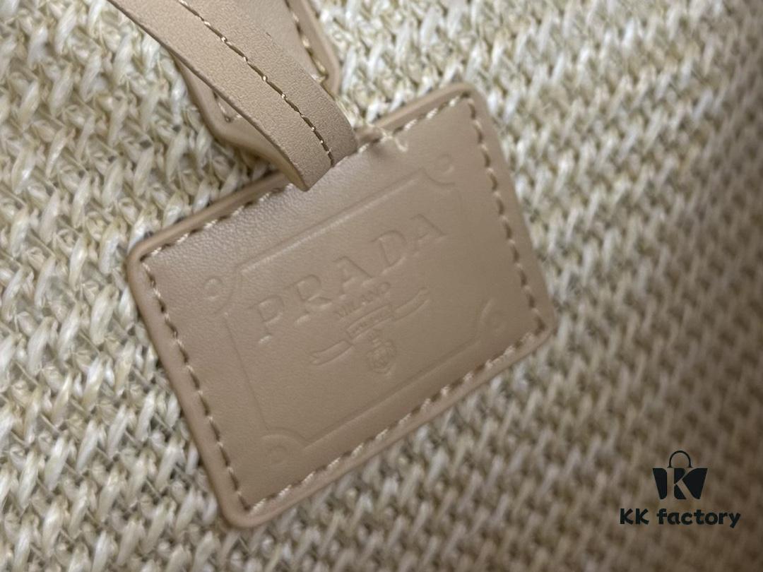 6930b6006e68136f4d9adf70 New Arrival🔥👏👏👏 This series is Prada's key style for the upcoming season. Crafted with imported raffia, this design features intricate hand-weaving techniques by skilled artisans 😘😘 Lightweight and spacious, it exudes a fresh summer vibe and pairs beautifully with various outfits—absolutely perfect! Grab yours now 👏👏 Model: 2386, Dimensions: 33 x 26 cm