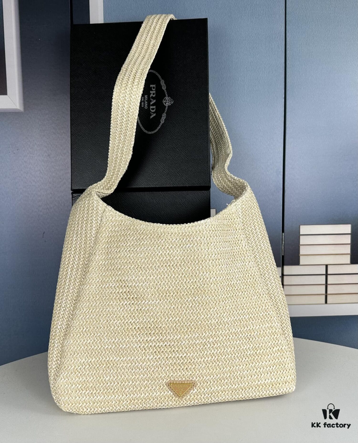 6930b6016e68136f4d9adf72 New Arrival🔥👏👏👏 This series is Prada's key style for the upcoming season. Crafted with imported raffia, this design features intricate hand-weaving techniques by skilled artisans 😘😘 Lightweight and spacious, it exudes a fresh summer vibe and pairs beautifully with various outfits—absolutely perfect! Grab yours now 👏👏 Model: 2386, Dimensions: 33 x 26 cm