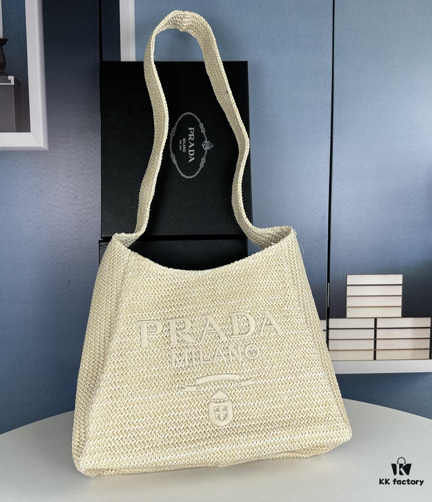 6930b6016e68136f4d9adf74 New Arrival🔥👏👏👏 This series is Prada's key style for the upcoming season. Crafted with imported raffia, this design features intricate hand-weaving techniques by skilled artisans 😘😘 Lightweight and spacious, it exudes a fresh summer vibe and pairs beautifully with various outfits—absolutely perfect! Grab yours now 👏👏 Model: 2386, Dimensions: 33 x 26 cm