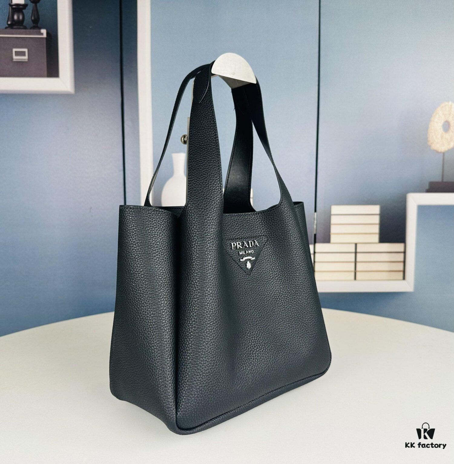 6930b61c6e68136f4d9adfa4 Large Leather Tote Bag with Box @Charlene Choi Sa WITH PRADA