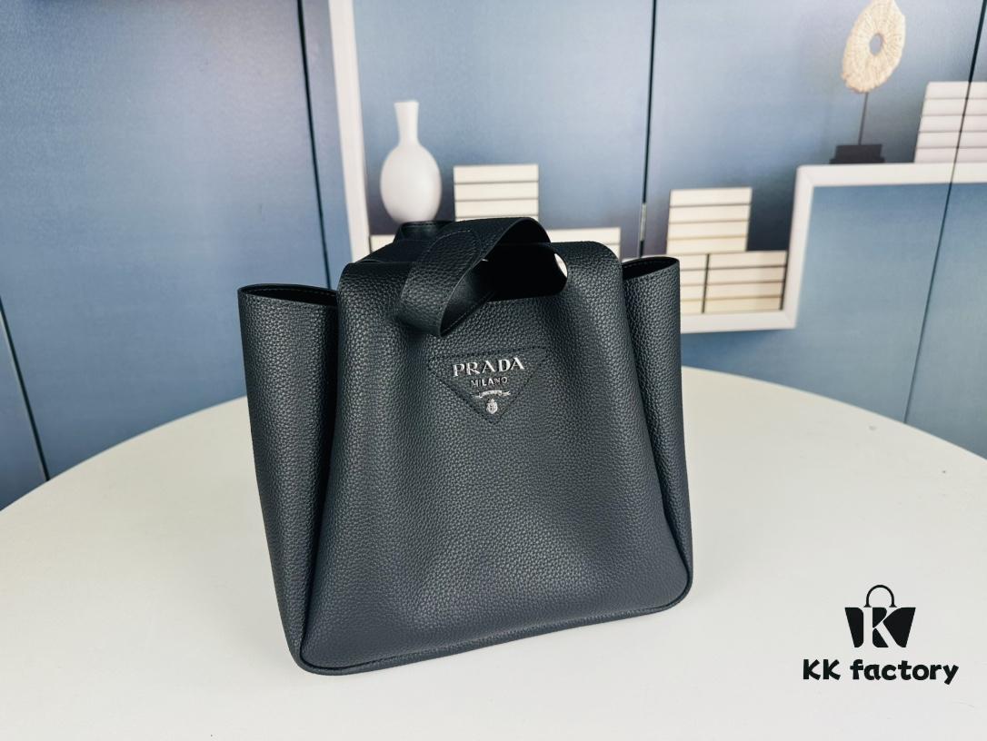6930b61c6e68136f4d9adfa5 Large Leather Tote Bag with Box @Charlene Choi Sa WITH PRADA