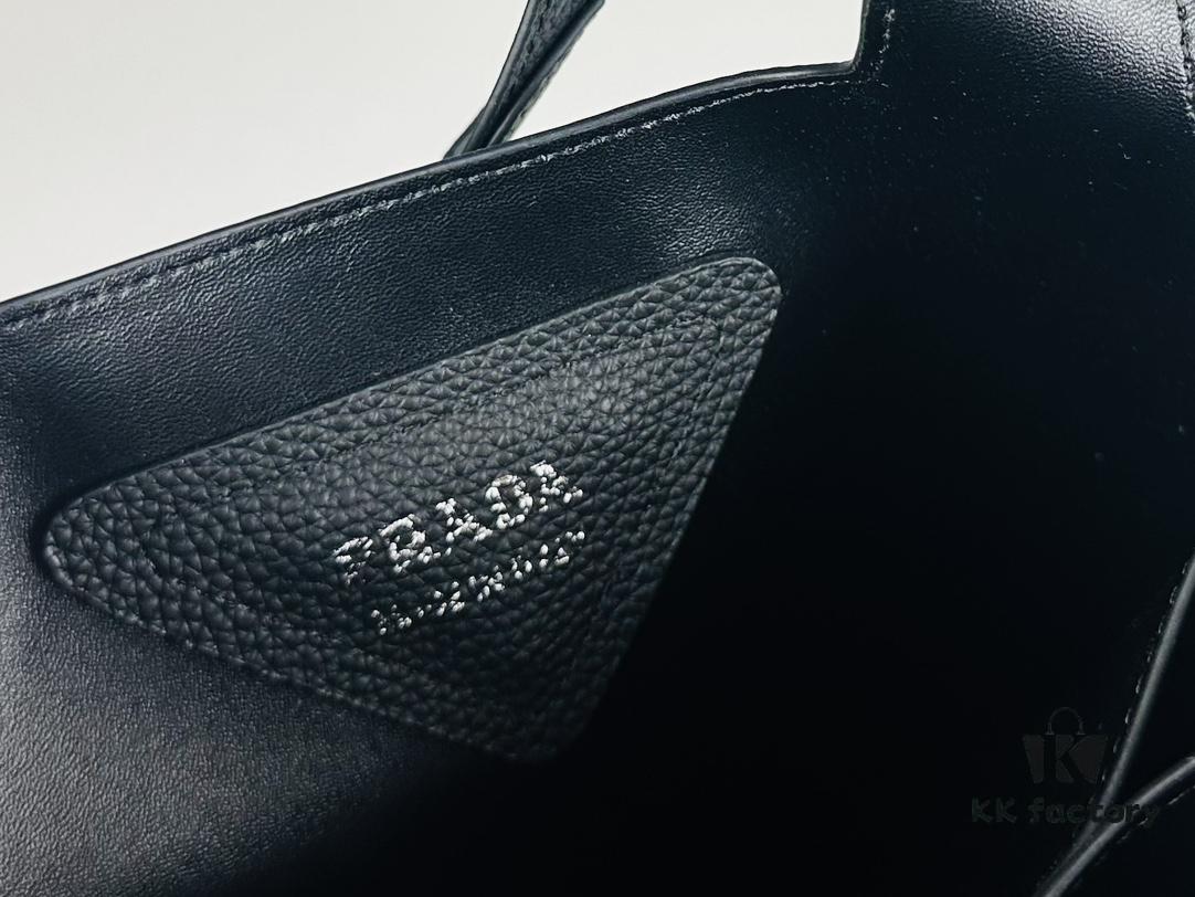 6930b61c6e68136f4d9adfa6 Large Leather Tote Bag with Box @Charlene Choi Sa WITH PRADA