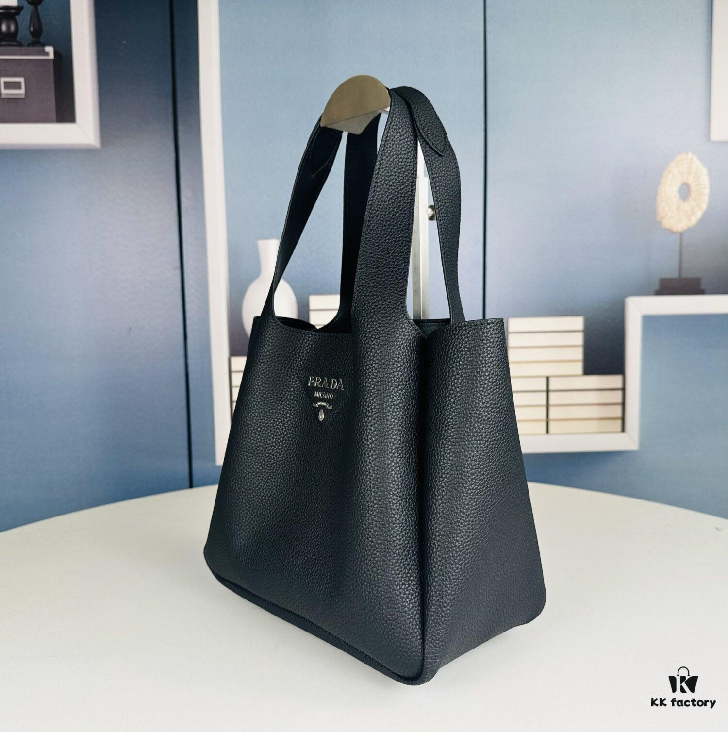 6930b61d6e68136f4d9adfa9 Large Leather Tote Bag with Box @Charlene Choi Sa WITH PRADA