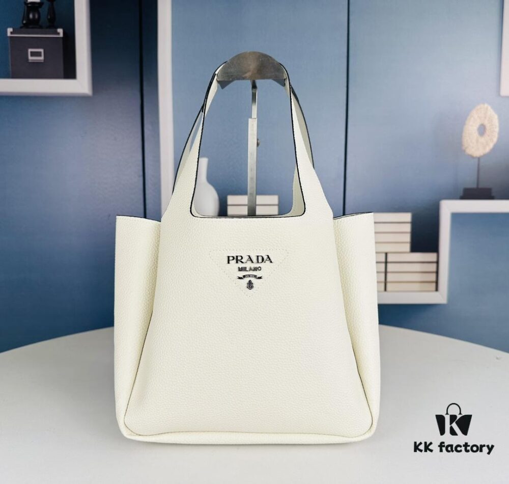 6930b61e6e68136f4d9adfaa Large Leather Tote Bag with Box @Charlene Choi Sa WITH PRADA