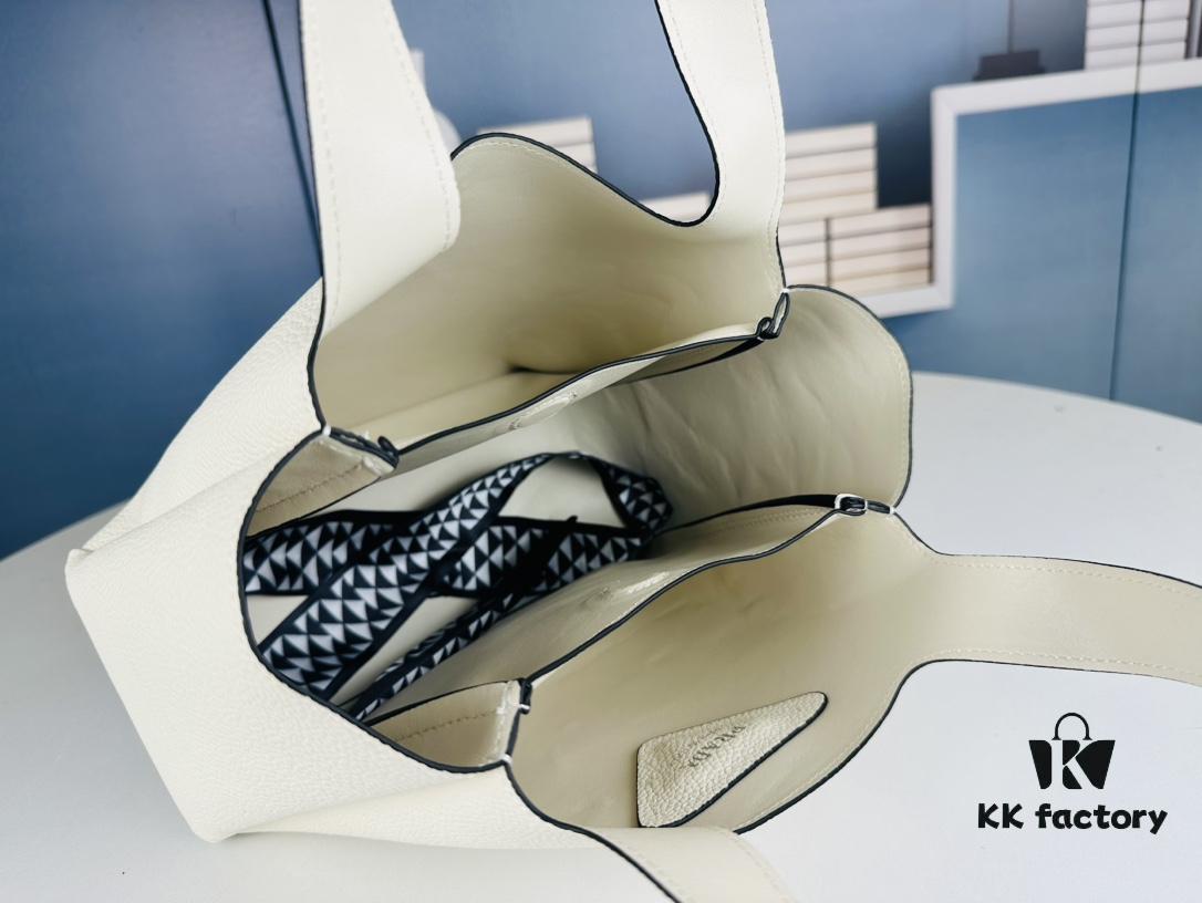 6930b6216e68136f4d9adfb0 Large Leather Tote Bag with Box @Charlene Choi Sa WITH PRADA