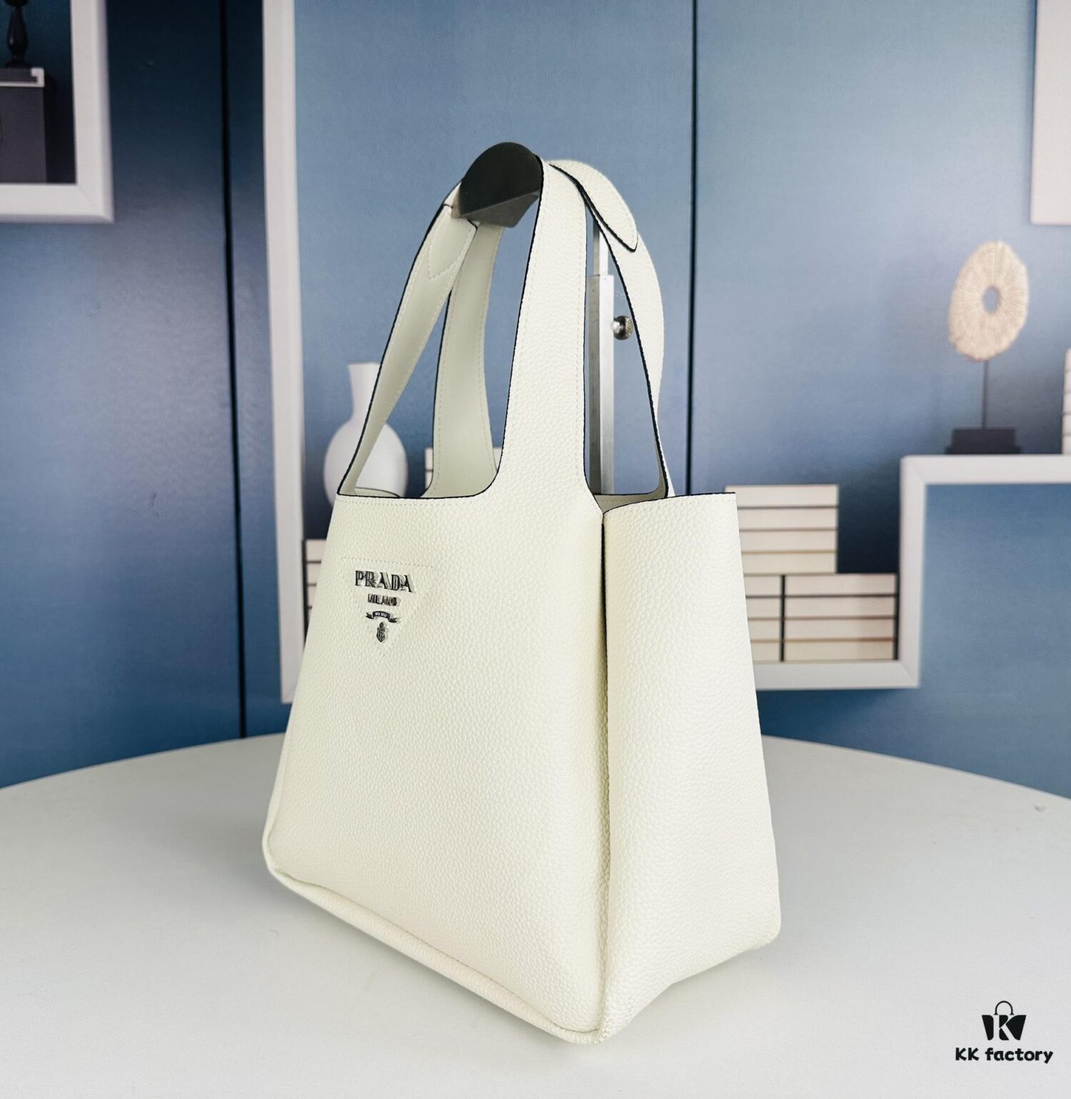 6930b6216e68136f4d9adfb1 Large Leather Tote Bag with Box @Charlene Choi Sa WITH PRADA