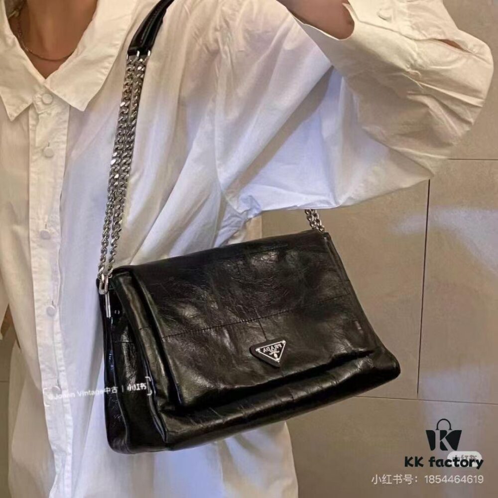 6930b8406e68136f4d9ae330 Prada Re-Edition Nylon Shoulder Bag in Black and Silver – Vintage Charm with Iconic Logo