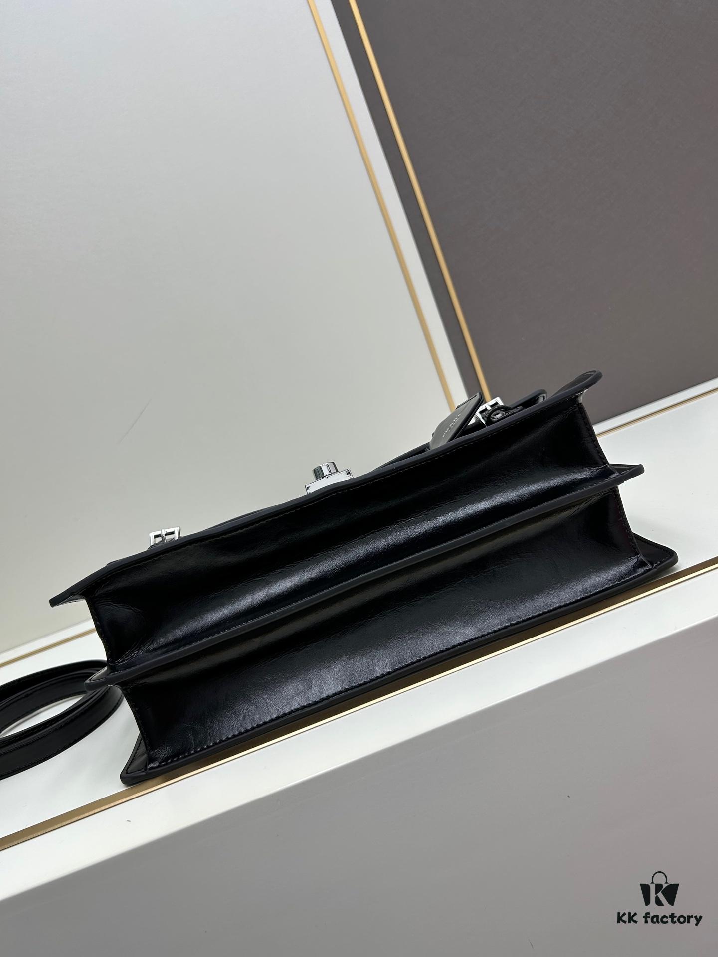 PRADA New Arrival 🎉 (All-Leather Series) [Original Order Quality with Matching Store Hardware] Full-Grain Waxed Cowhide