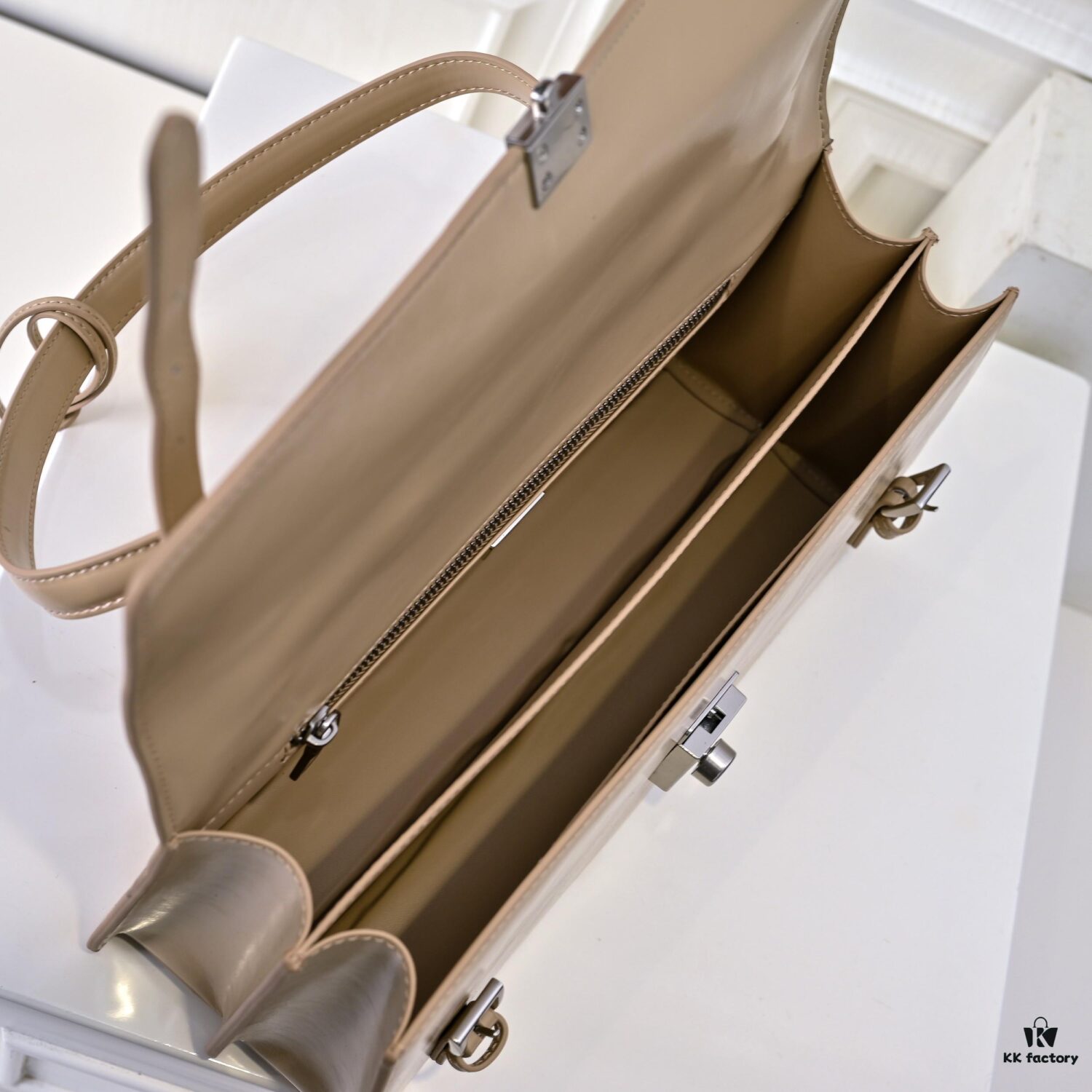 ✨New Launch✨ 2025 PRADA Pre-Spring Soft Sound Handbag in Suede Oil Wax Leather