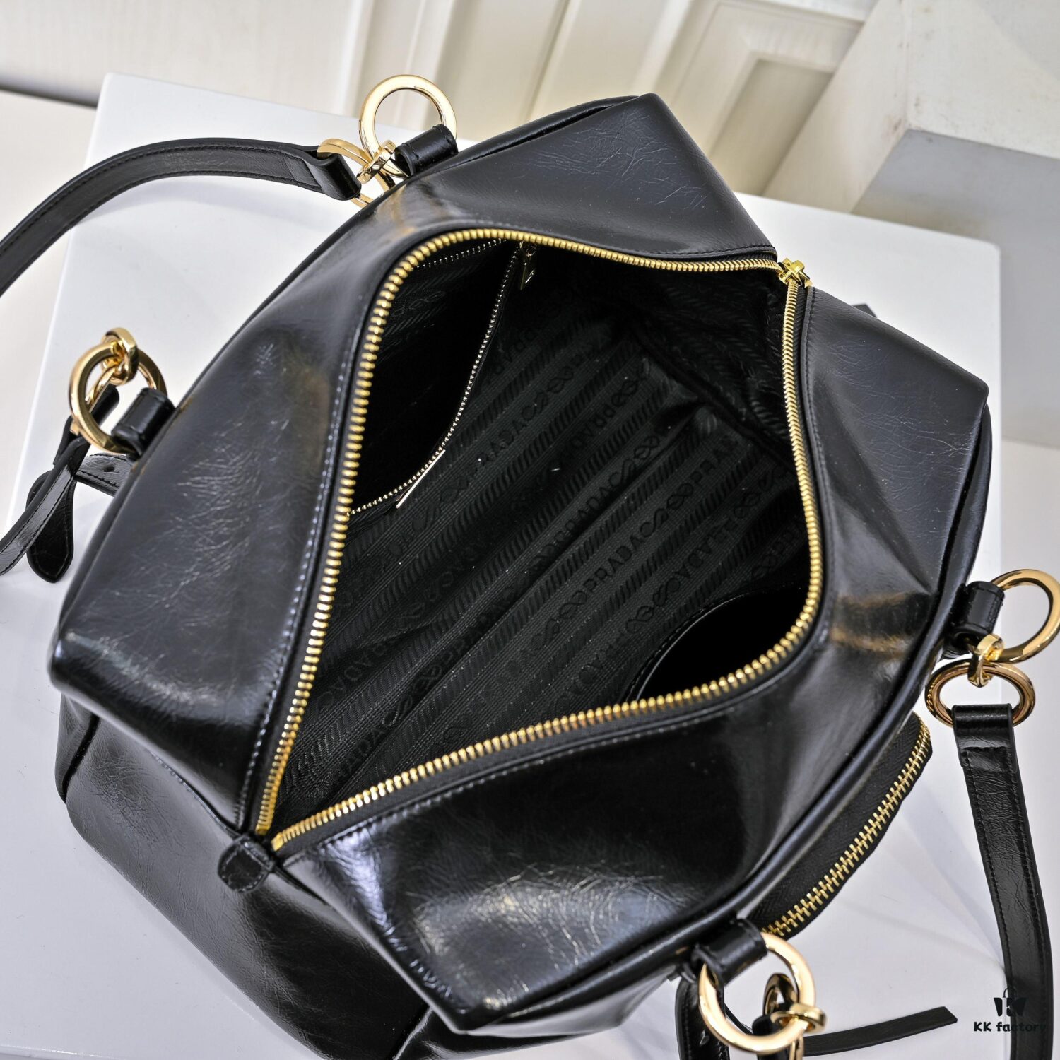 6930ba986e68136f4d9ae72b PRADA 2025 Spring New Arrival Oil-Waxed Leather Tote Bag