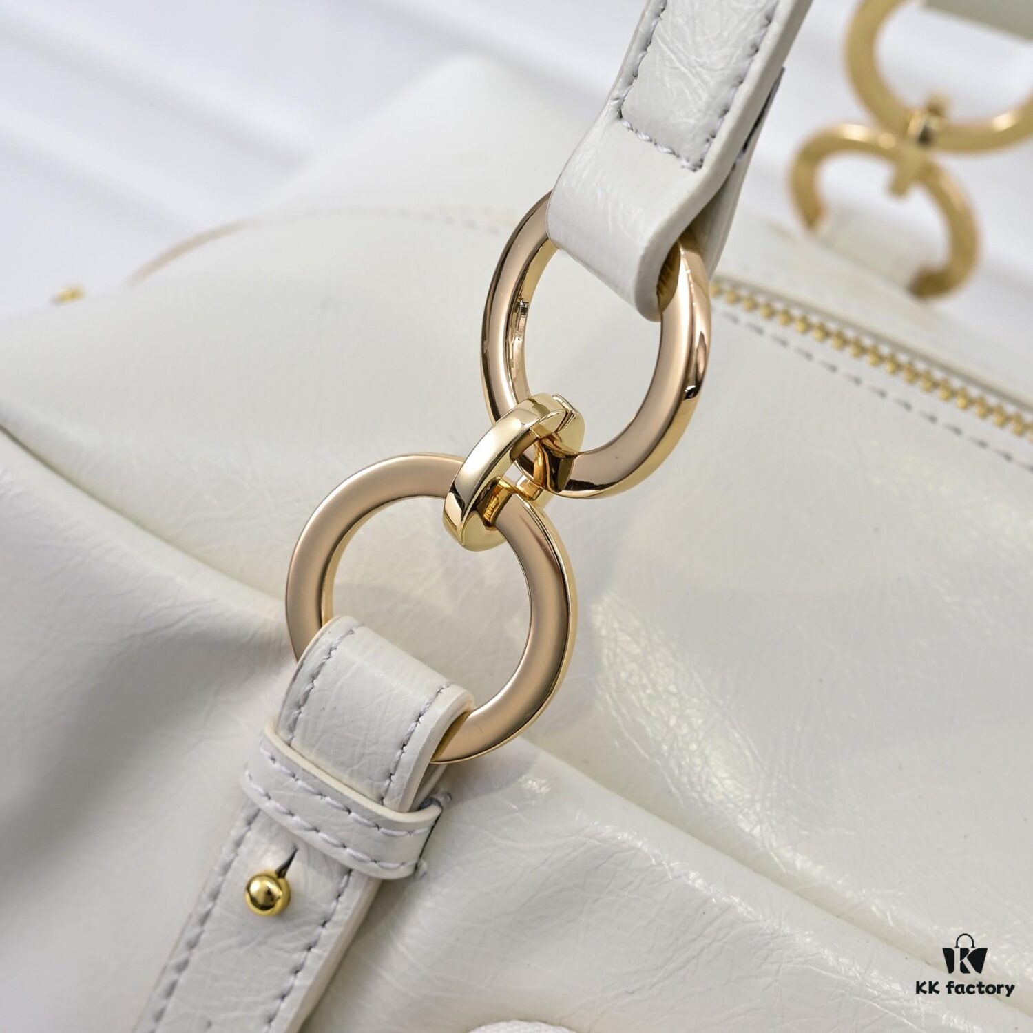 6930ba9a6e68136f4d9ae72d PRADA 2025 Spring New Arrival Oil-Waxed Leather Tote Bag