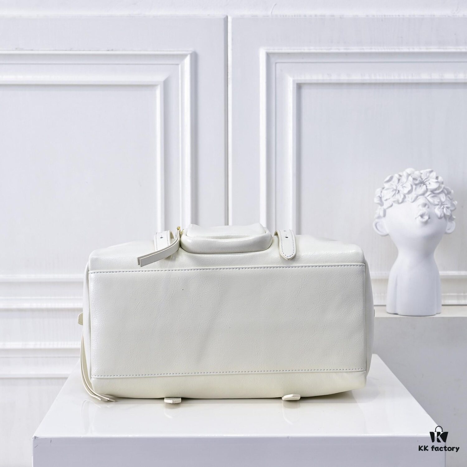 6930ba9a6e68136f4d9ae72e PRADA 2025 Spring New Arrival Oil-Waxed Leather Tote Bag