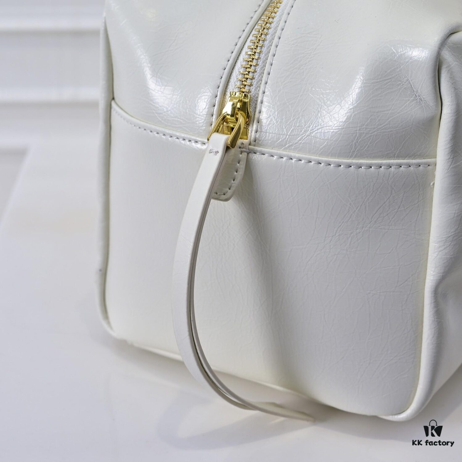 6930baa46e68136f4d9ae73e PRADA 2025 Spring New Arrival Oil-Waxed Leather Tote Bag