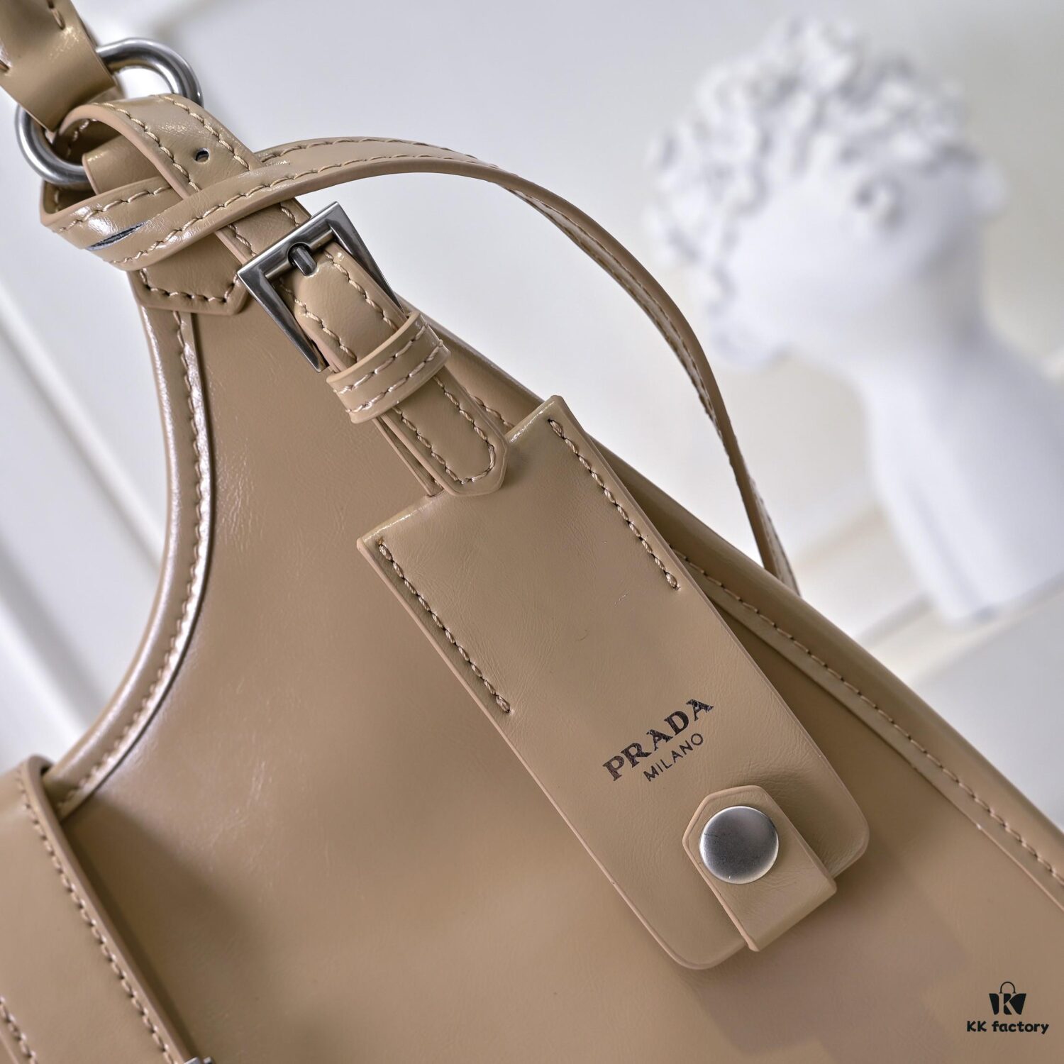 Early Spring Celebration 🎉 PRADA Counter New Arrival 🎉 (All-Leather Series) [Original Order Quality with Matched Hardware] Full-Grain Oil-Waxed Calfskin