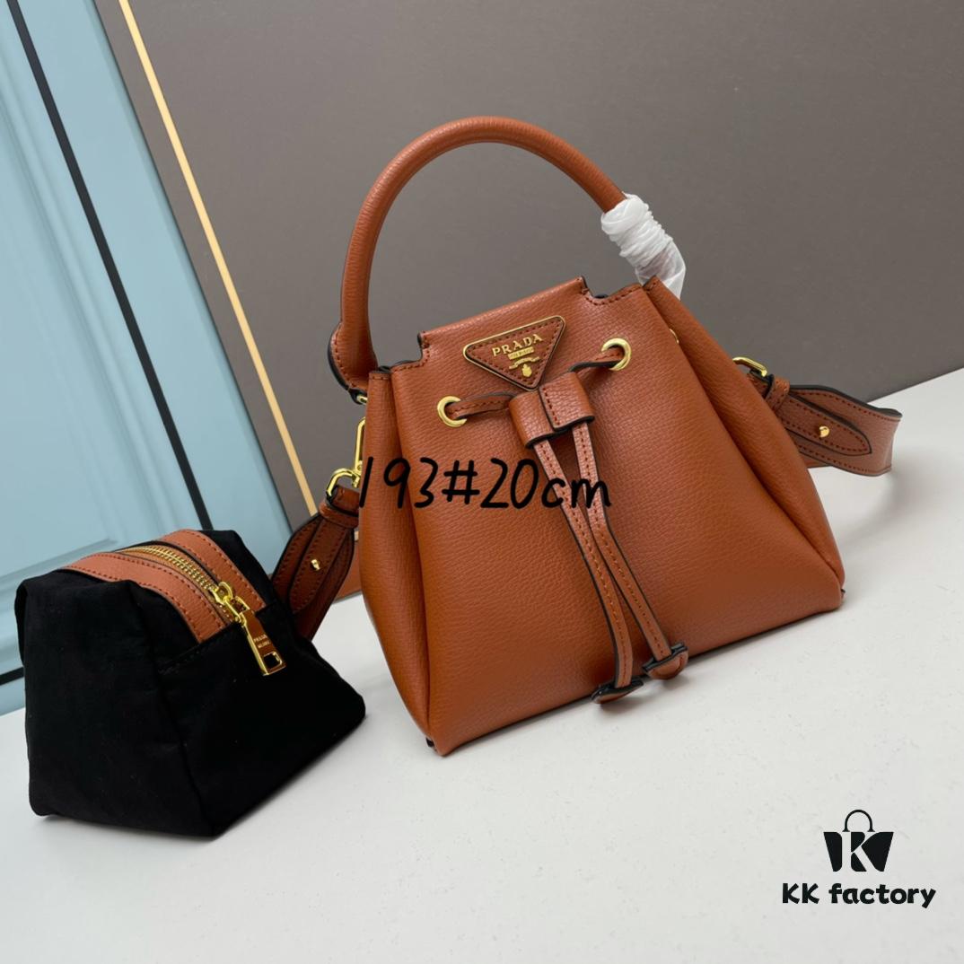 6930bb3d6e68136f4d9ae83b New 2023 Spring Mini PRADA 'Lunchbox' Bag