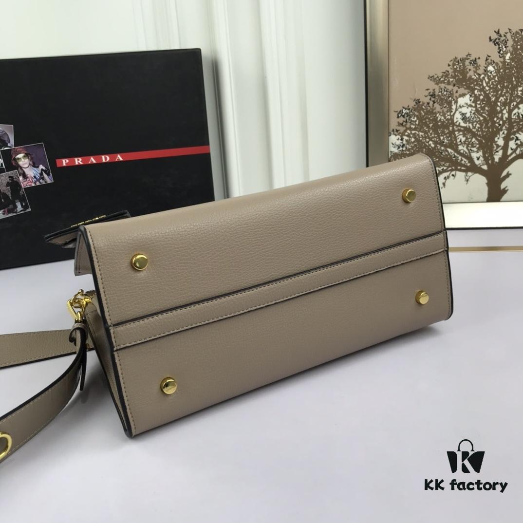 6930bb7b6e68136f4d9ae89f You're the Most Beautiful One – Minimalist and Fashionable Bag for the New Year