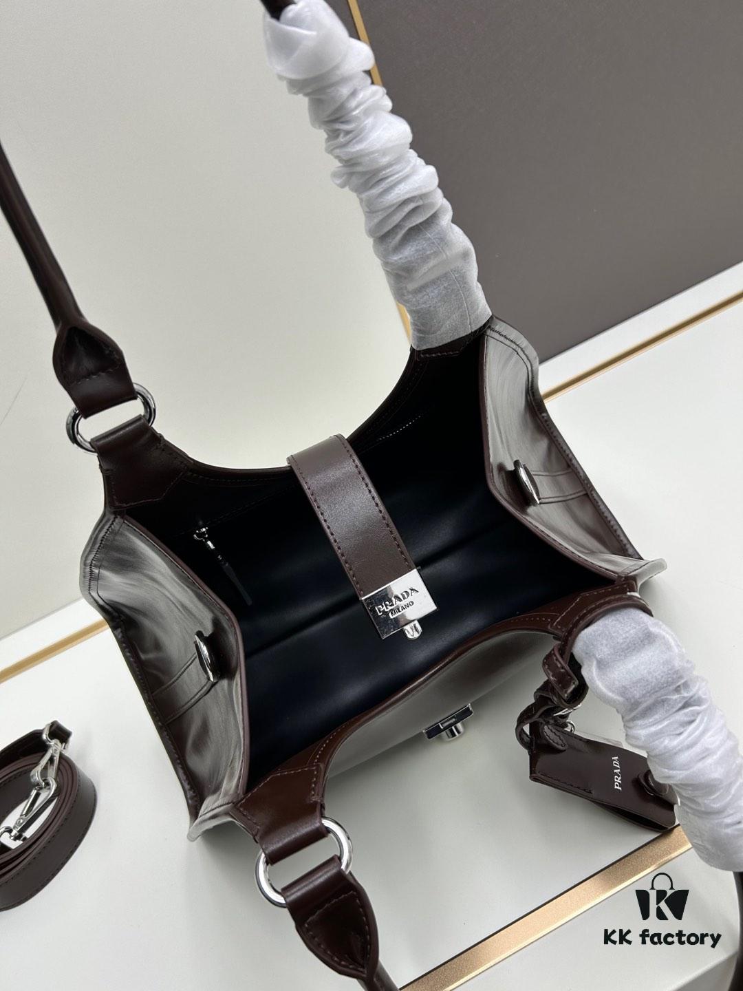 6930bbe26e68136f4d9ae950 PRADA Counter New Arrival (All-Leather Series) Original Order Quality with Matching Hardware Full-Grain Oil-Waxed Cowhide Shoulder Bag