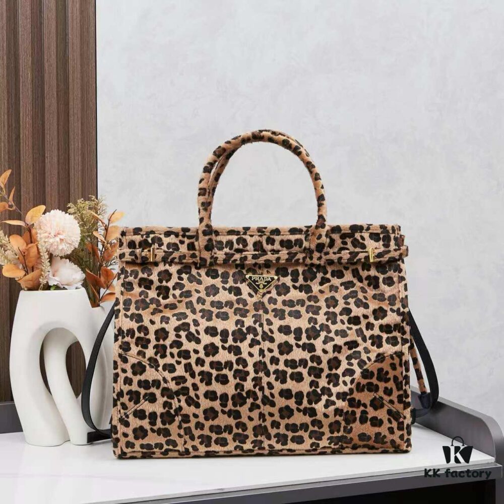 6930bc526e68136f4d9aea22 24fw Autumn-Winter Prada Arrives with Sophisticated Alpaca Brown Tones