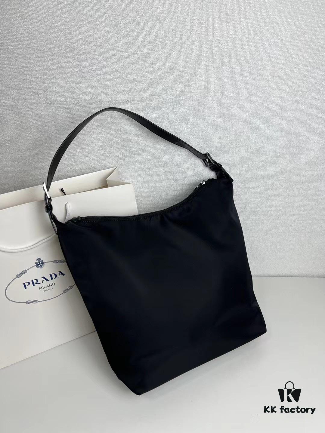 6930bc9e6e68136f4d9aeaa7 Prada Hobo Vintage Shoulder Bag, 28*30cm