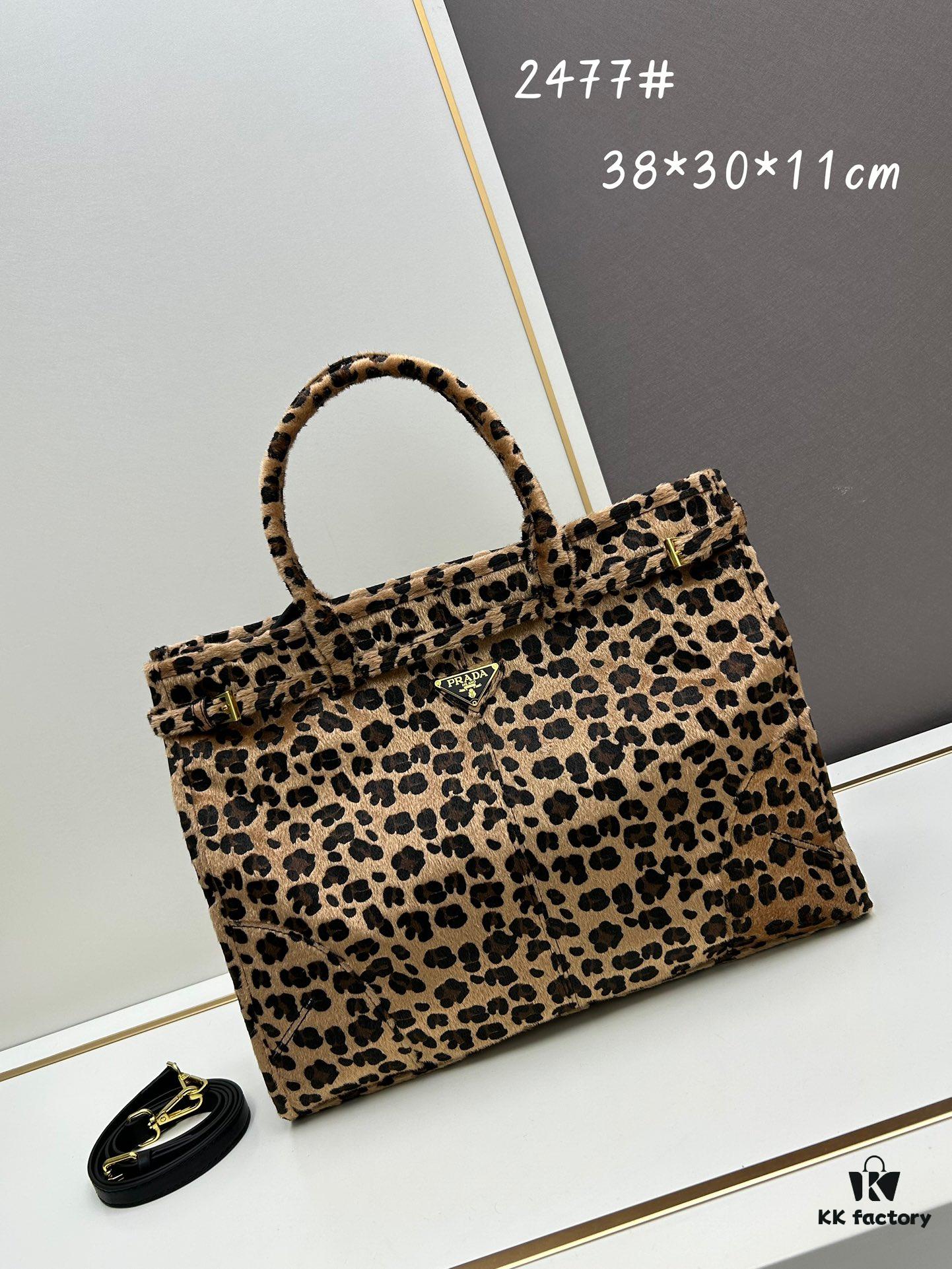6930bca86e68136f4d9aeab8 24fw Autumn-Winter Prada Arrives with Sophisticated Alpaca Brown Tones