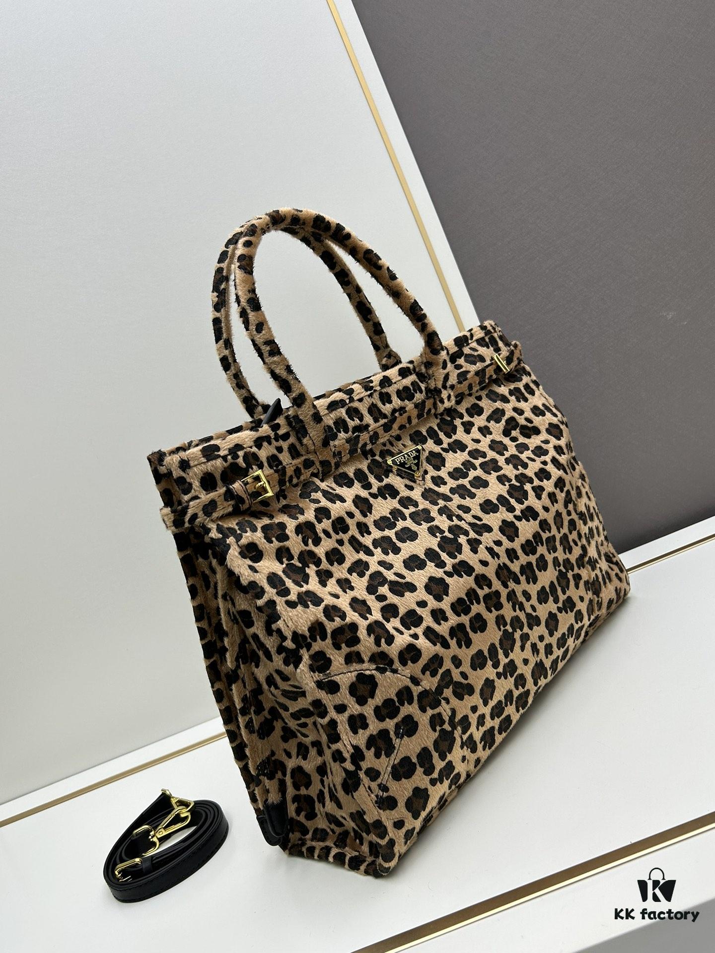 6930bca96e68136f4d9aeab9 24fw Autumn-Winter Prada Arrives with Sophisticated Alpaca Brown Tones