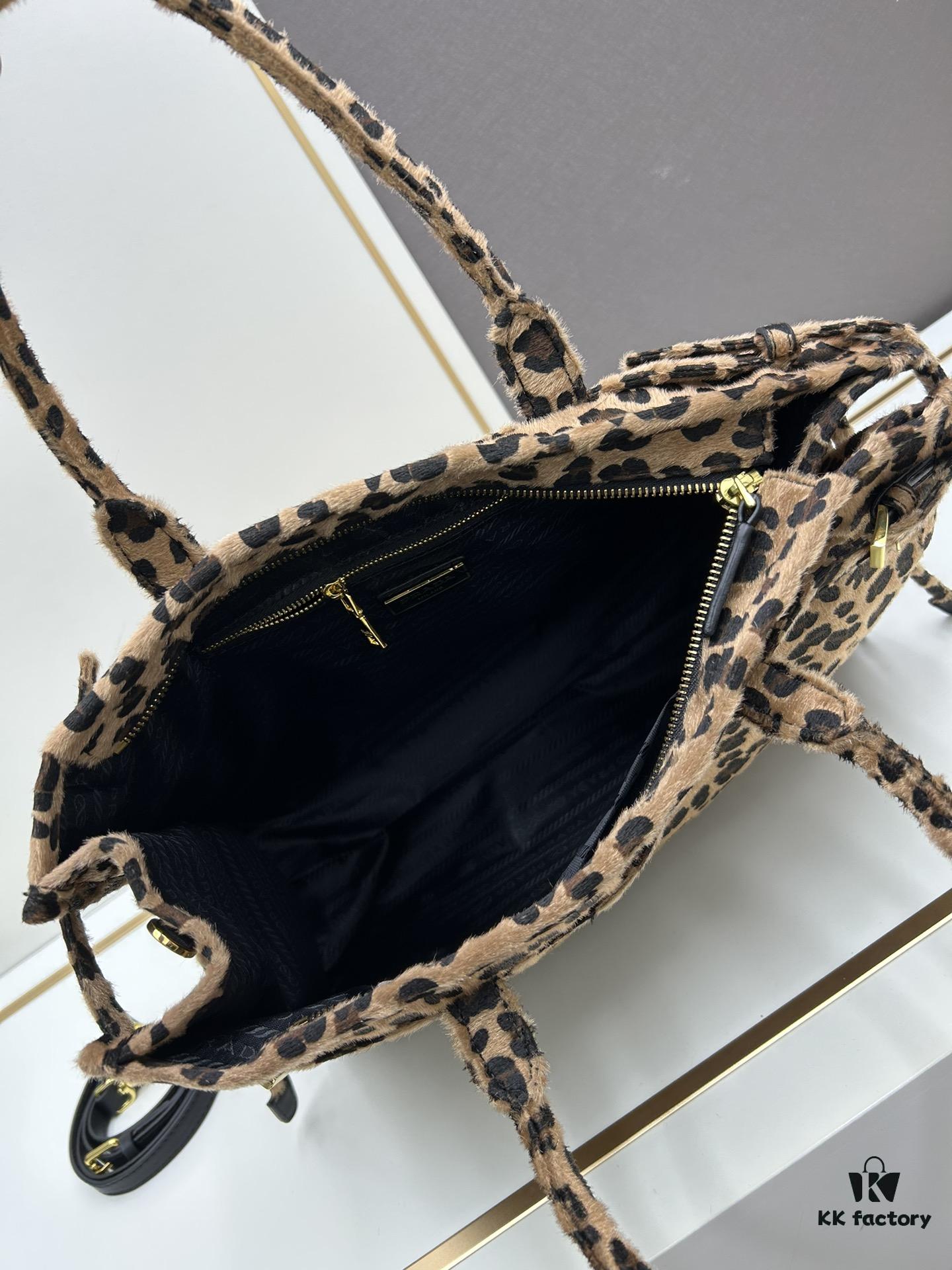 6930bcac6e68136f4d9aeabd 24fw Autumn-Winter Prada Arrives with Sophisticated Alpaca Brown Tones
