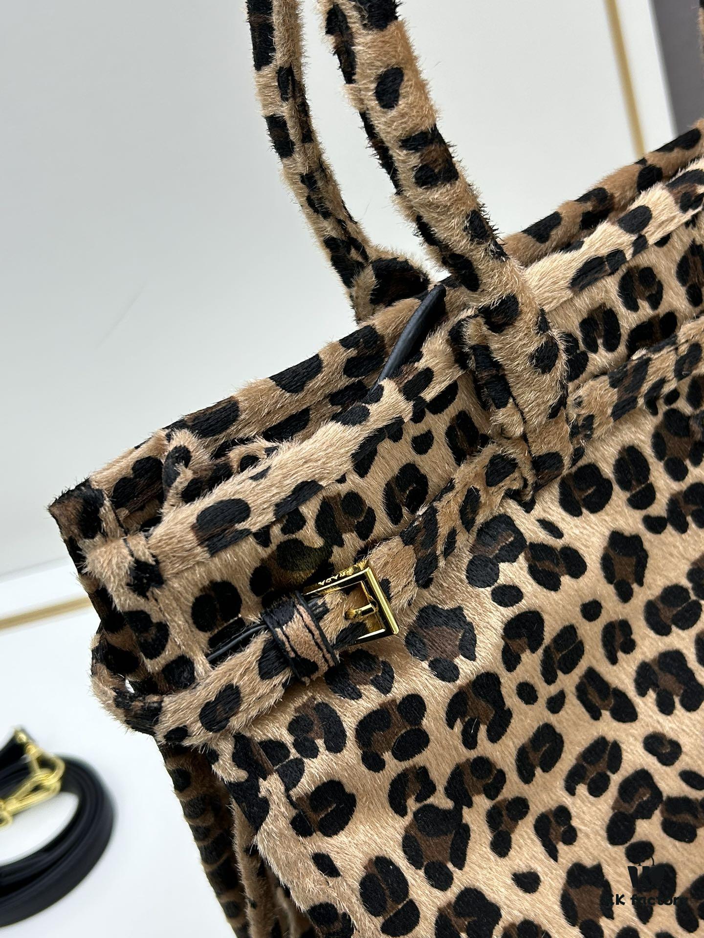 6930bcac6e68136f4d9aeabe 24fw Autumn-Winter Prada Arrives with Sophisticated Alpaca Brown Tones