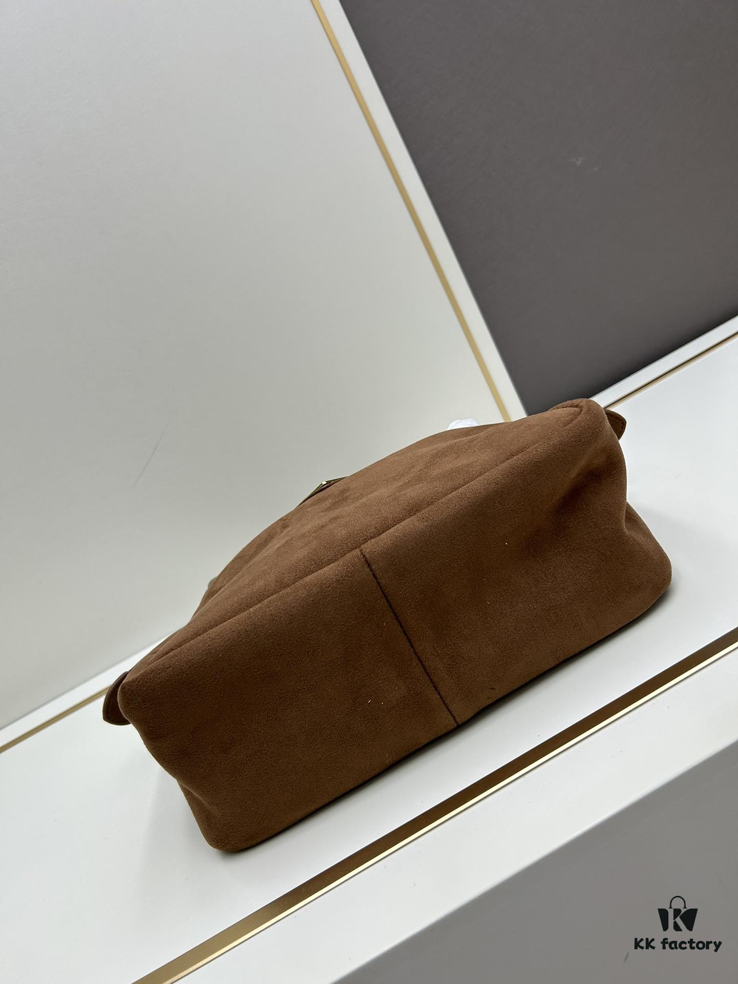 New Arrival Fall/Winter Prada FW Collection – Sophisticated Brown Tones with Elegant Simplicity