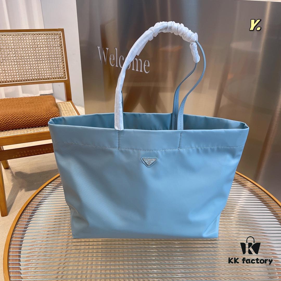 6930bdd26e68136f4d9aec9e New Shopping Bag Prada PRADA Shopping Tote Original Quality Precision Craftsmanship Classic Bestseller Attention to Detail Combines Iconic Pattern with Classic Print Stylish and Trendy Size: 38*18*33cm Code 120015170