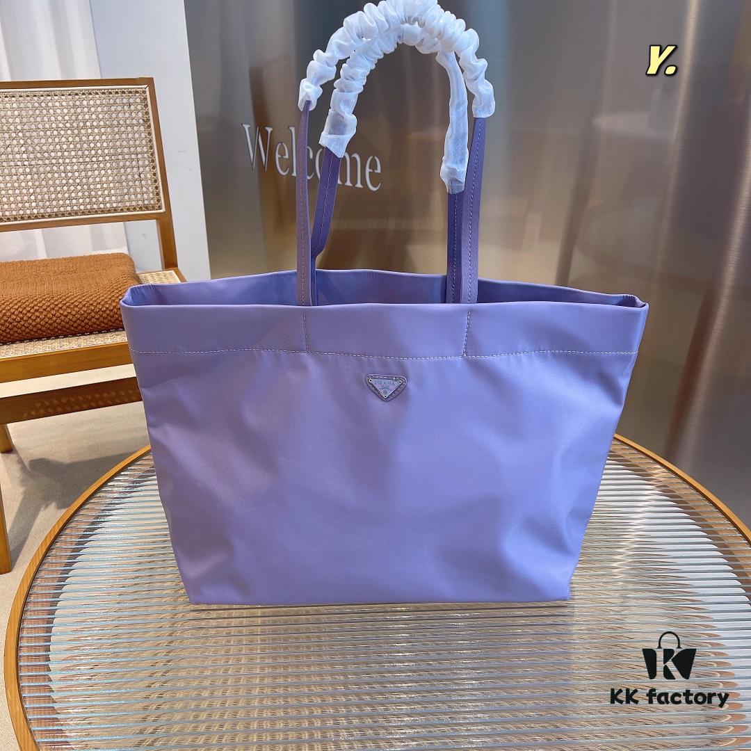 6930bdd26e68136f4d9aec9f New Shopping Bag Prada PRADA Shopping Tote Original Quality Precision Craftsmanship Classic Bestseller Attention to Detail Combines Iconic Pattern with Classic Print Stylish and Trendy Size: 38*18*33cm Code 120015170