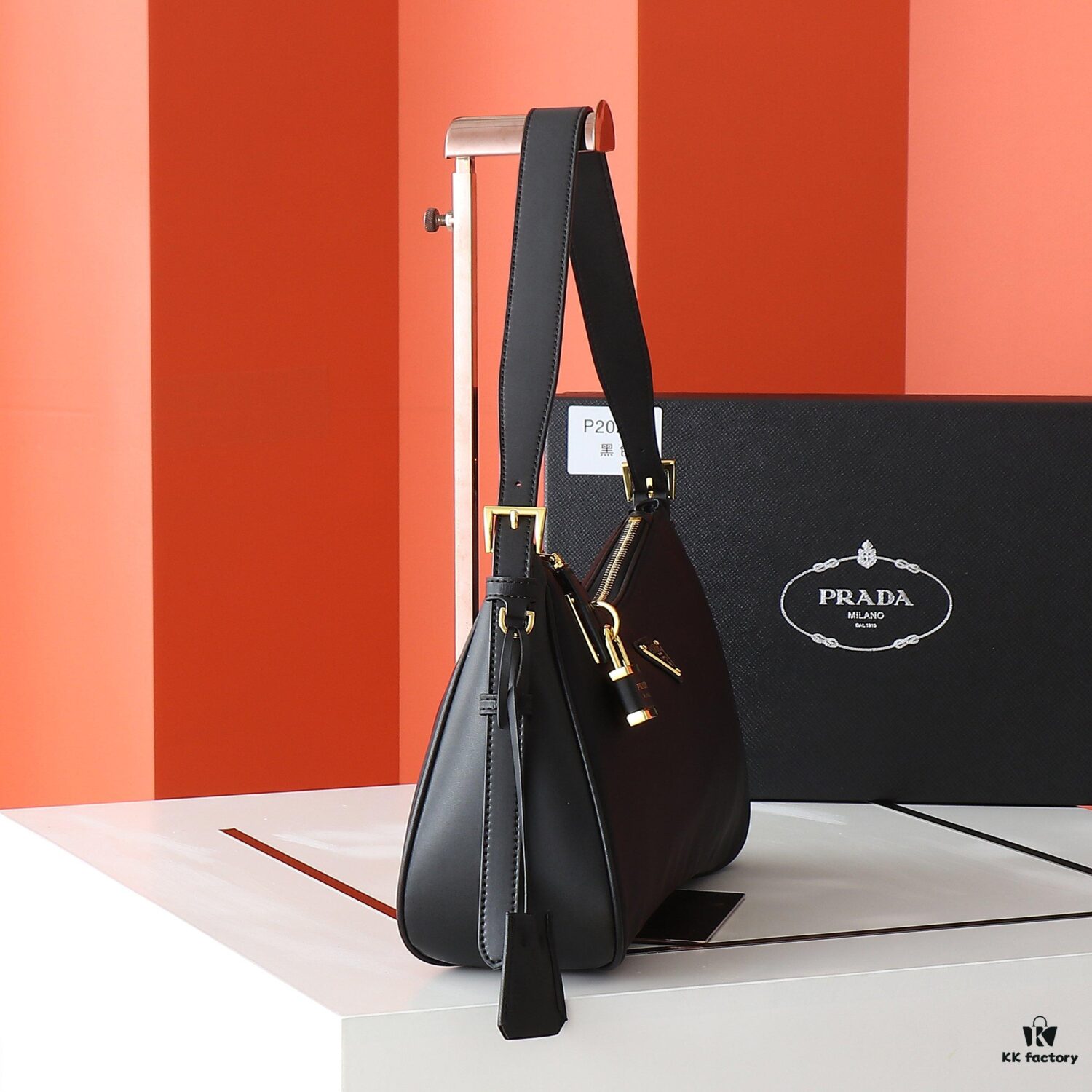 PRADA - Latest Model Handbag / Nylon Lock Bag, Synchronized with Official Website, Made from Original Imported Waterproof Fabric with Authentic Hardware, Exquisite Craftsmanship, Comfortable Touch, OEM by 175, Genuine Quality