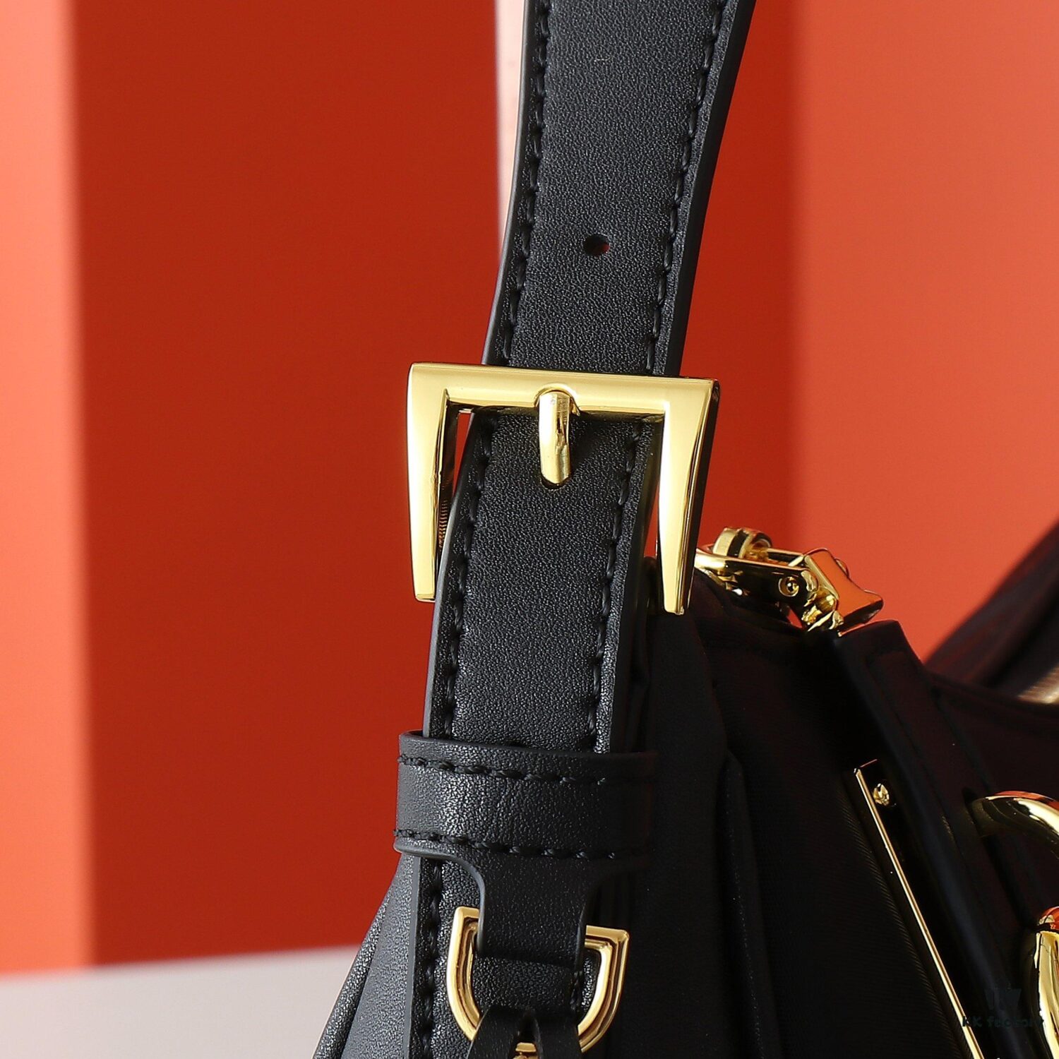 PRADA - Latest Model Handbag / Nylon Lock Bag, Synchronized with Official Website, Made from Original Imported Waterproof Fabric with Authentic Hardware, Exquisite Craftsmanship, Comfortable Touch, OEM by 175, Genuine Quality