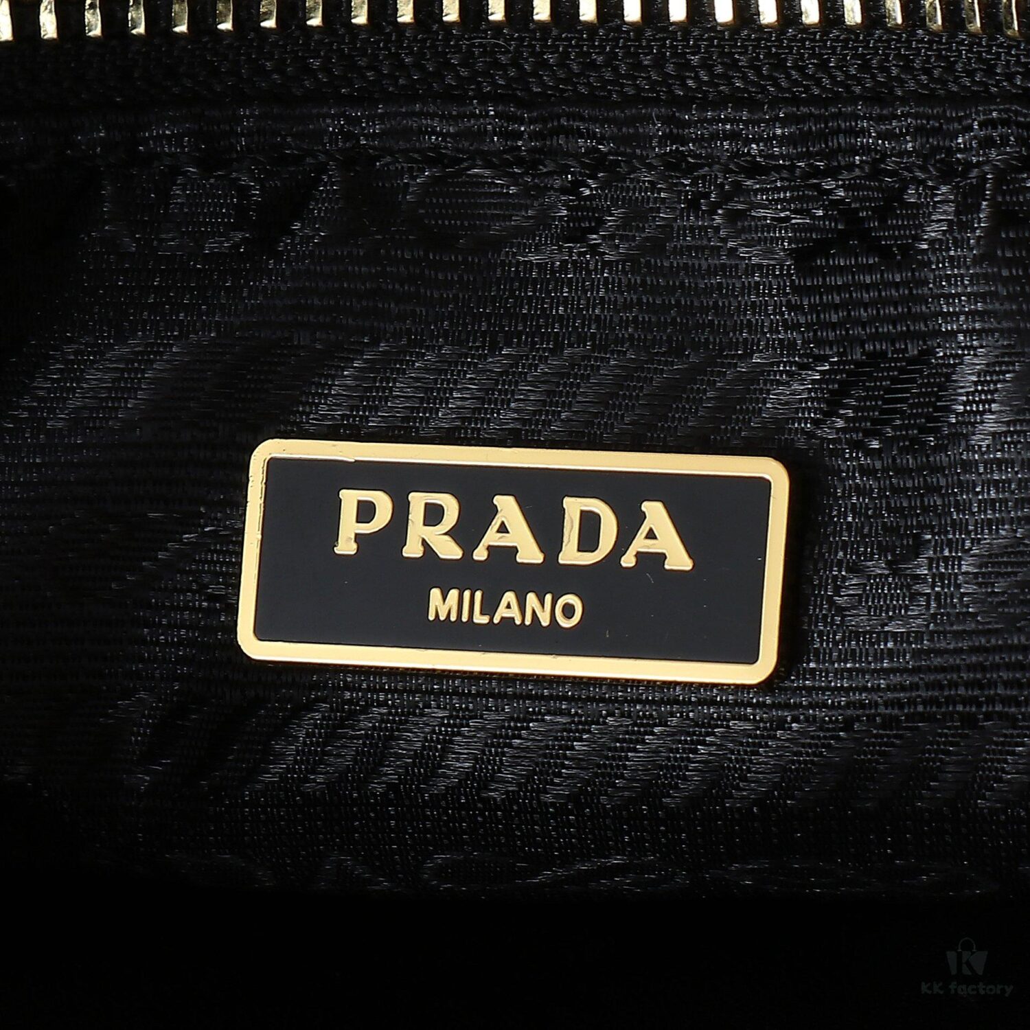 PRADA - Latest Model Handbag / Nylon Lock Bag, Synchronized with Official Website, Made from Original Imported Waterproof Fabric with Authentic Hardware, Exquisite Craftsmanship, Comfortable Touch, OEM by 175, Genuine Quality