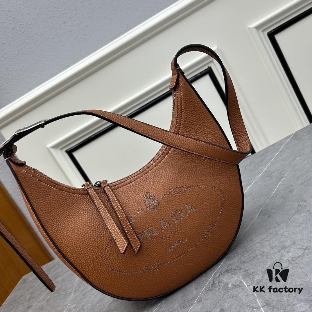 6930c0246e68136f4d9af062 PRADA New Arrival: French Elegance Meets Winter Casual Style