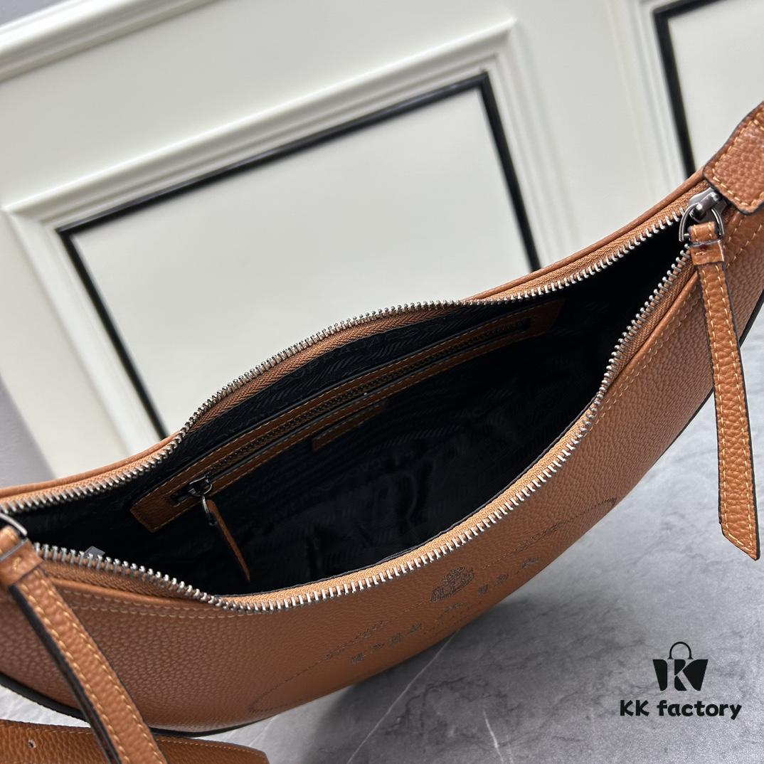 6930c0276e68136f4d9af068 PRADA New Arrival: French Elegance Meets Winter Casual Style