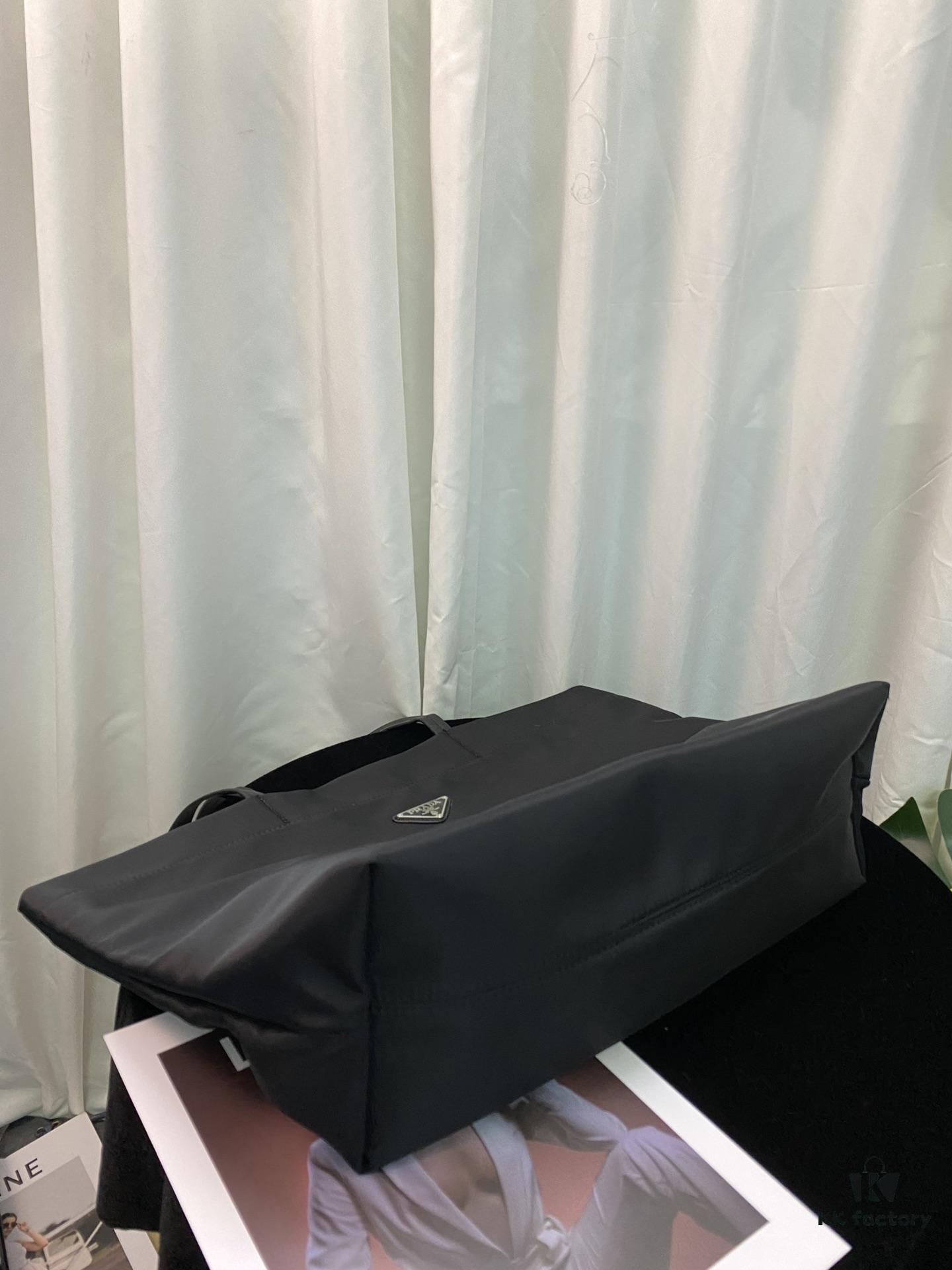 6930c0d66e68136f4d9af195 Prada Shopping Tote