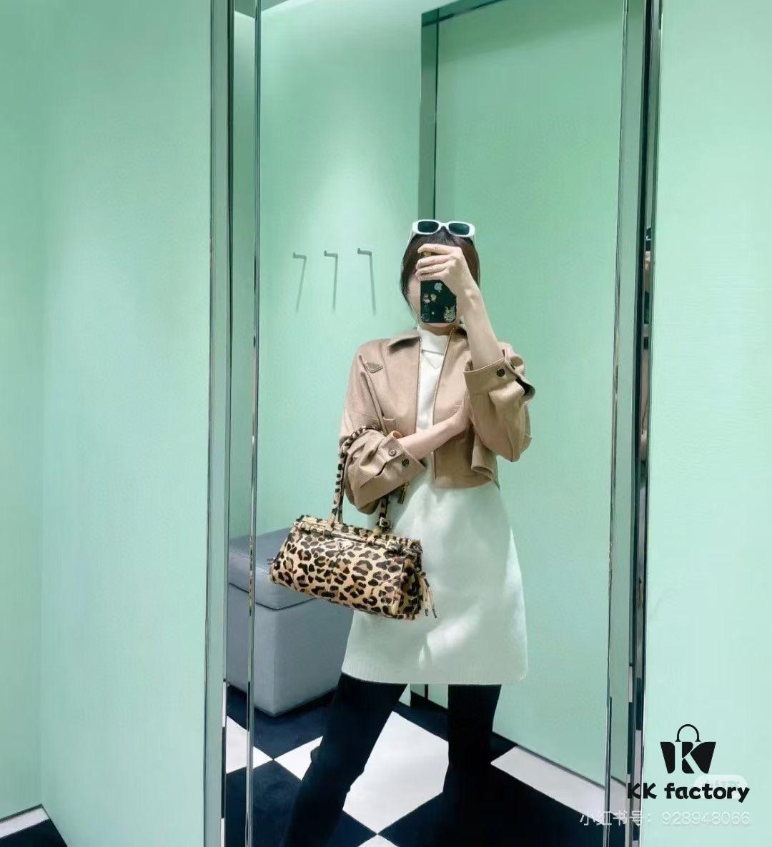 6930c0fd6e68136f4d9af1d7 Prada Holidays ✨||| This year's Holiday collection is absolutely stunning—featuring the new leopard-print pony hair version of the best-selling bag, a wild expression of boldness. The classic lamb fur and black velvet styles remain must-have pieces for holiday season essentials.