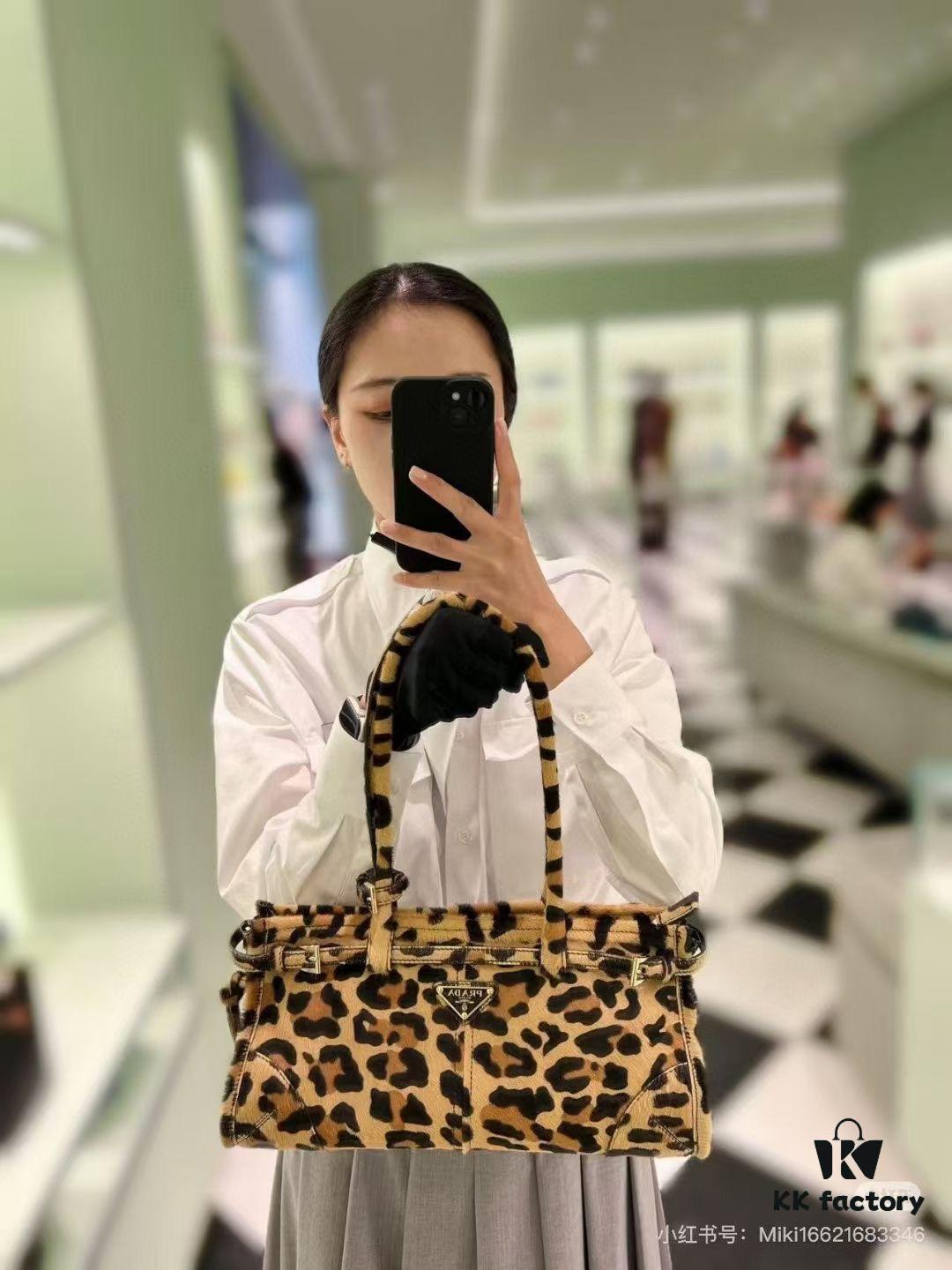 6930c0fd6e68136f4d9af1d8 Prada Holidays ✨||| This year's Holiday collection is absolutely stunning—featuring the new leopard-print pony hair version of the best-selling bag, a wild expression of boldness. The classic lamb fur and black velvet styles remain must-have pieces for holiday season essentials.