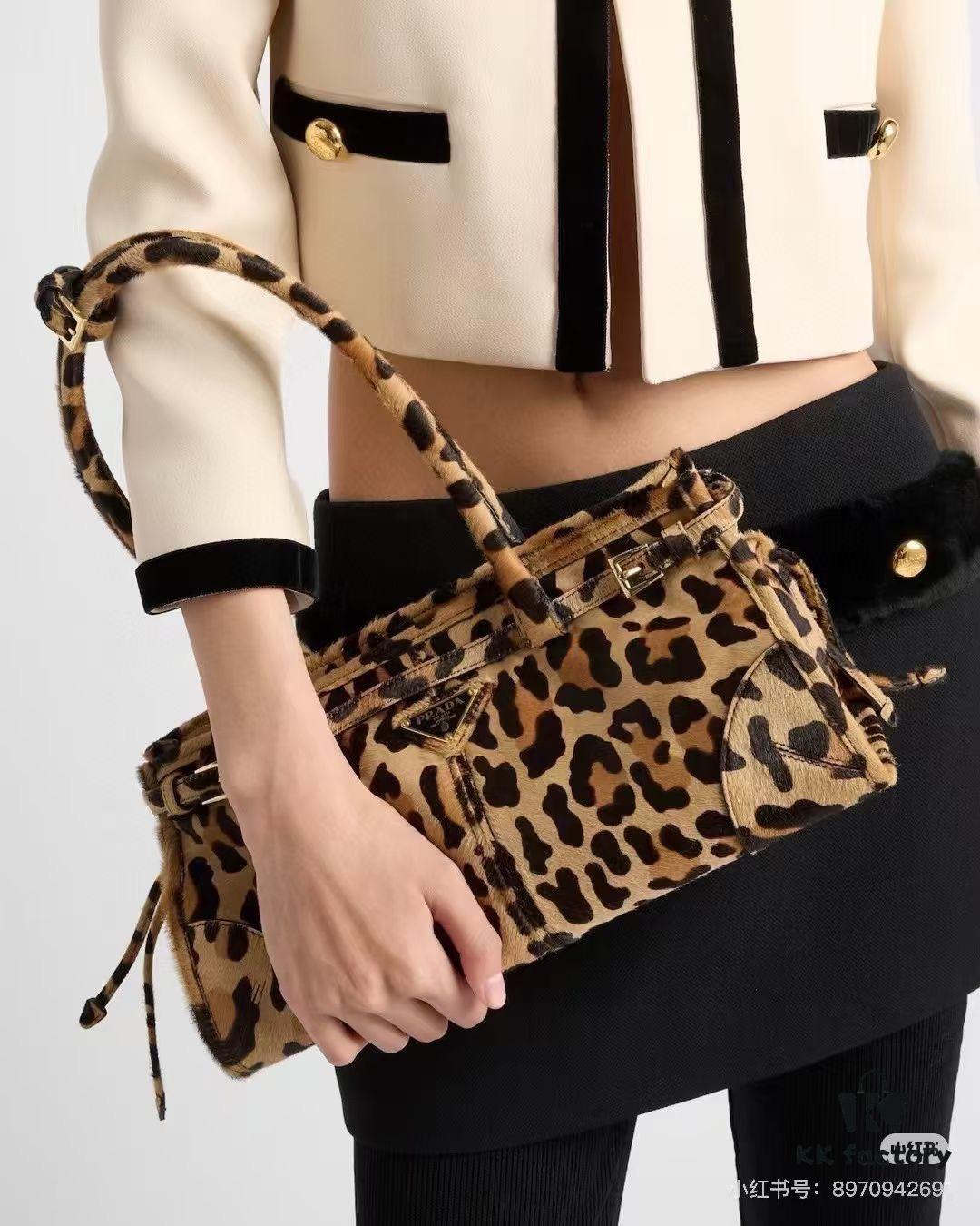 6930c1006e68136f4d9af1dc Prada Holidays ✨||| This year's Holiday collection is absolutely stunning—featuring the new leopard-print pony hair version of the best-selling bag, a wild expression of boldness. The classic lamb fur and black velvet styles remain must-have pieces for holiday season essentials.