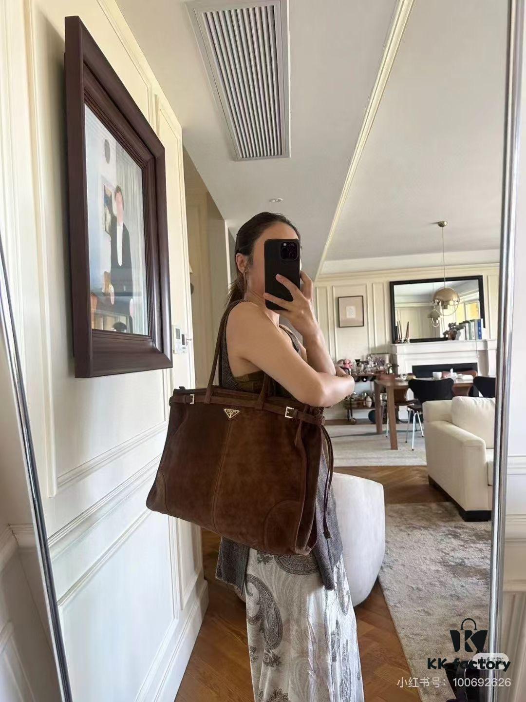 6930c17d6e68136f4d9af296 Sanded, size 38x30x12, model number 2452. Prada's recent unboxing joy