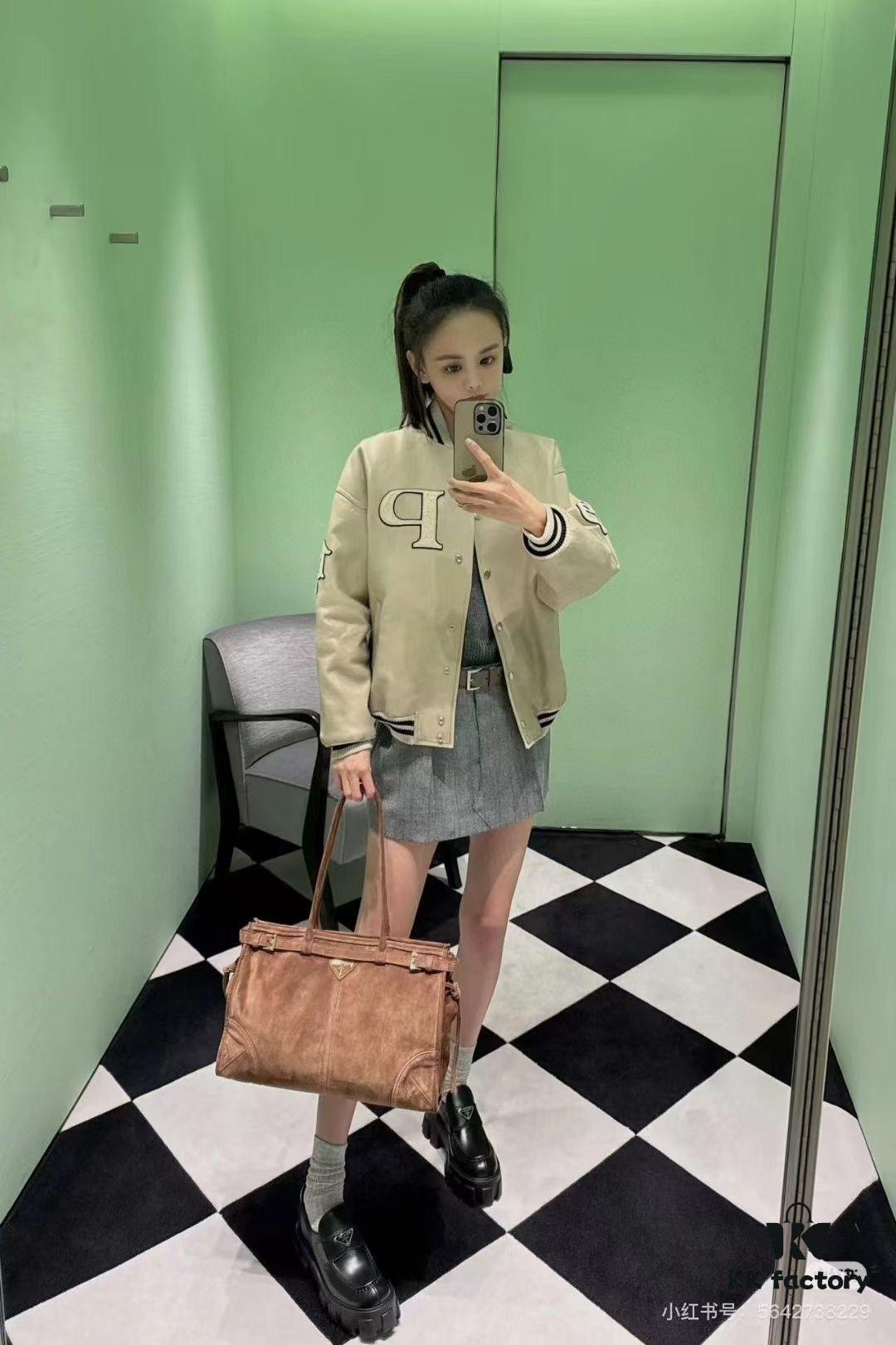 6930c1816e68136f4d9af297 Sanded, size 38x30x12, model number 2452. Prada's recent unboxing joy