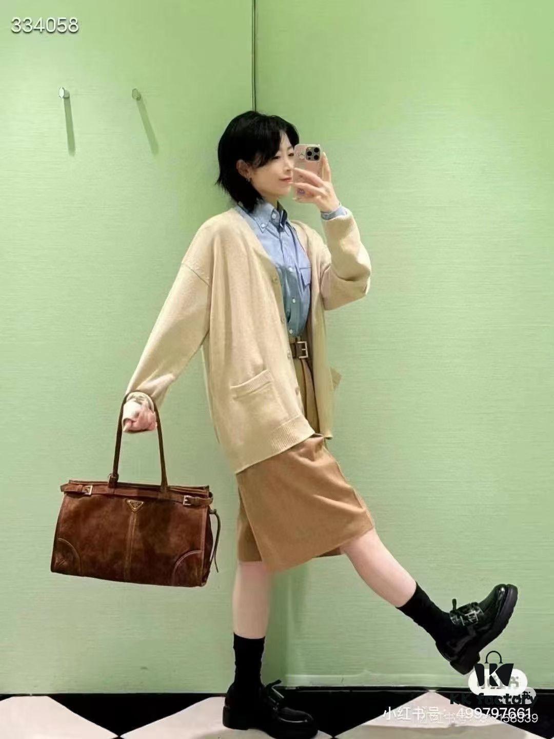 6930c1816e68136f4d9af299 Sanded, size 38x30x12, model number 2452. Prada's recent unboxing joy