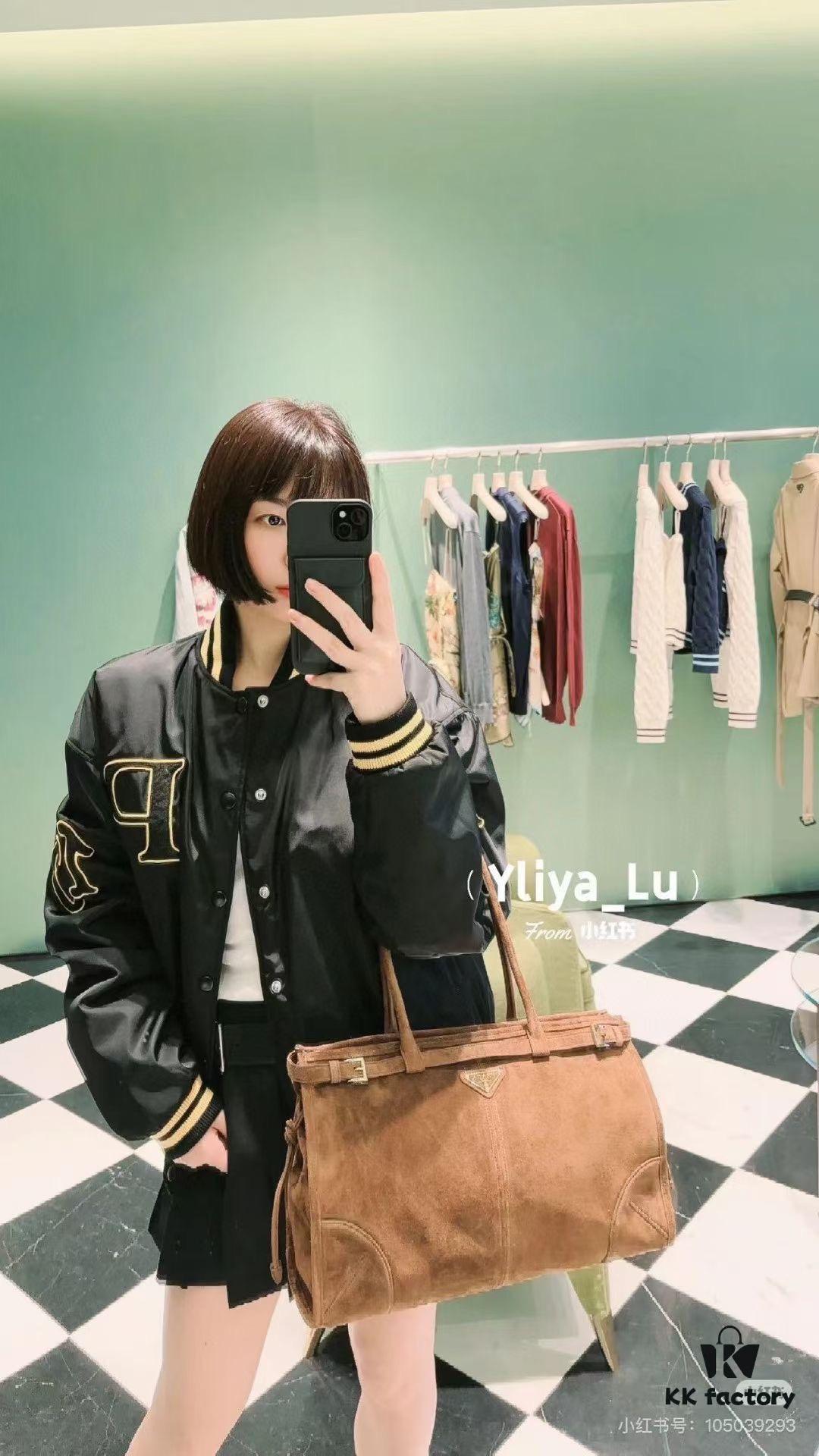 6930c1826e68136f4d9af29b Sanded, size 38x30x12, model number 2452. Prada's recent unboxing joy