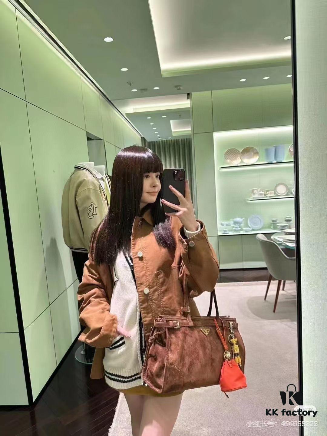 6930c1836e68136f4d9af29c Sanded, size 38x30x12, model number 2452. Prada's recent unboxing joy