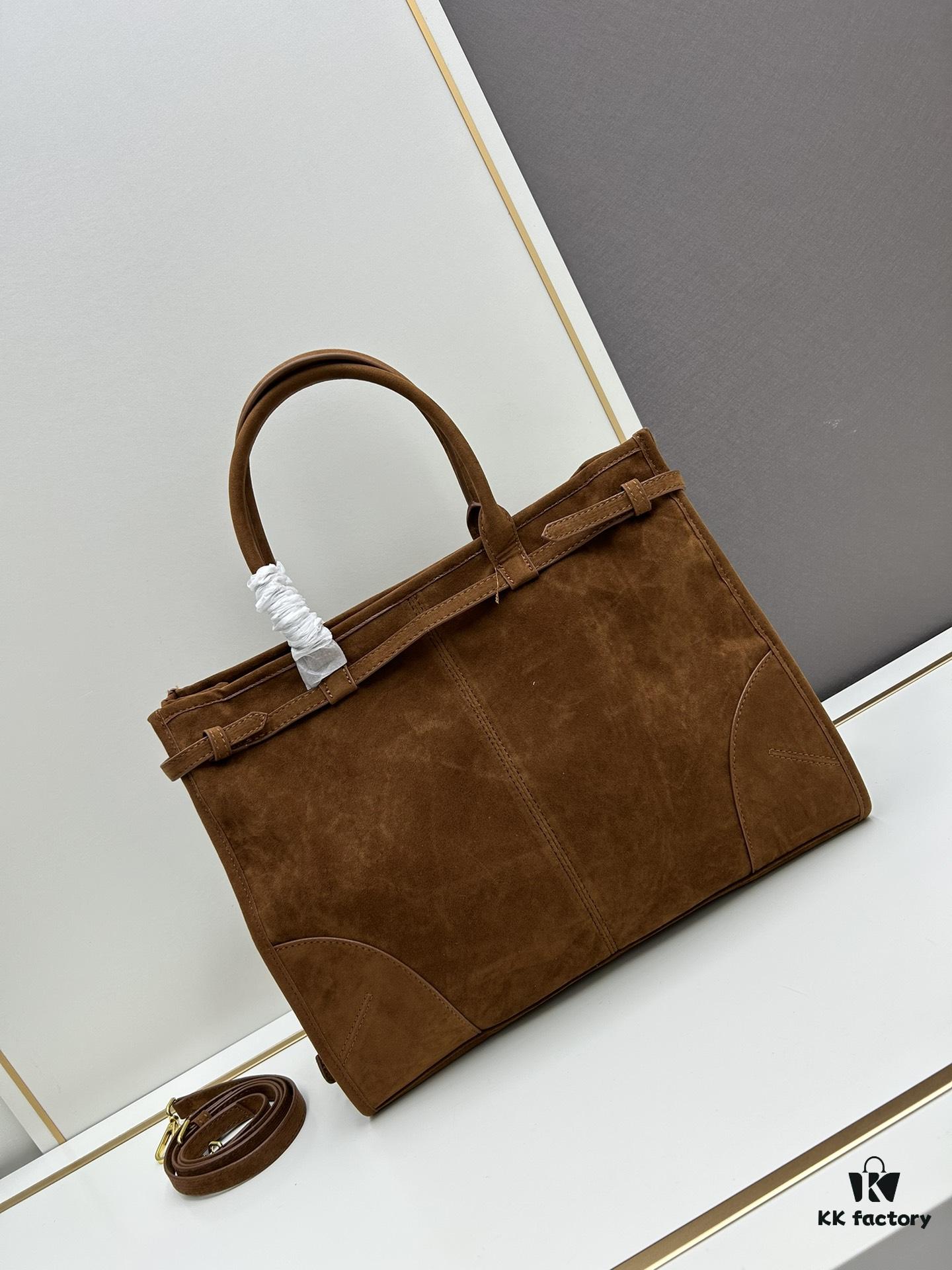 Sanded, size 38x30x12, model number 2452. Prada's recent unboxing joy ||| Unica Alps, missed last year, making up for it with tears this year. The moment I touched the fabric, I knew this was money well spent—absolutely exquisite! The silhouette is fantastic too: a relaxed Chanel-inspired cut that feels effortlessly elegant, paired with luxurious, finely crafted fabric and stylish buttons—youthful yet opulent, absolutely stunning [colorful R]