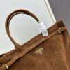 Sanded, size 38x30x12, model number 2452. Prada's recent unboxing joy ||| Unica Alps, missed last year, making up for it with tears this year. The moment I touched the fabric, I knew this was money well spent—absolutely exquisite! The silhouette is fantastic too: a relaxed Chanel-inspired cut that feels effortlessly elegant, paired with luxurious, finely crafted fabric and stylish buttons—youthful yet opulent, absolutely stunning [colorful R]