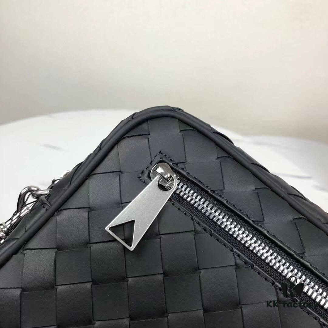 6930c3d06e68136f4d9af630 Latest BV Official Website BOTTEGA: Premium Waxed Cow Leather Handbag, Italian Craftsmanship, Elegant and Unique Design