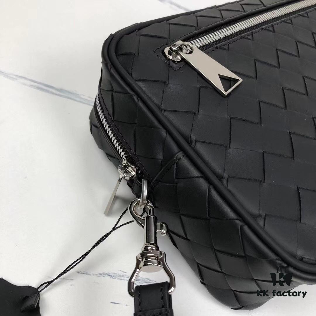 6930c3d06e68136f4d9af632 Latest BV Official Website BOTTEGA: Premium Waxed Cow Leather Handbag, Italian Craftsmanship, Elegant and Unique Design